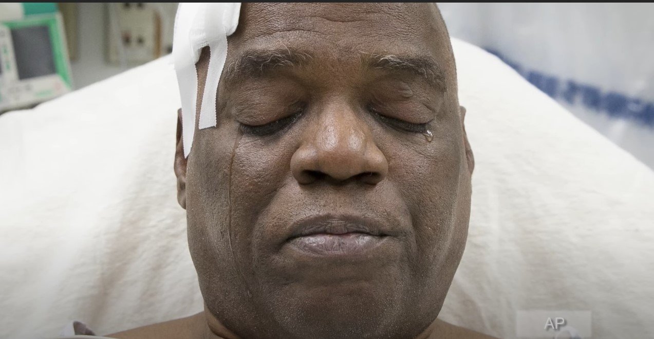 Williams weint im Krankenhaus | Quelle: YouTube/TomoNews US