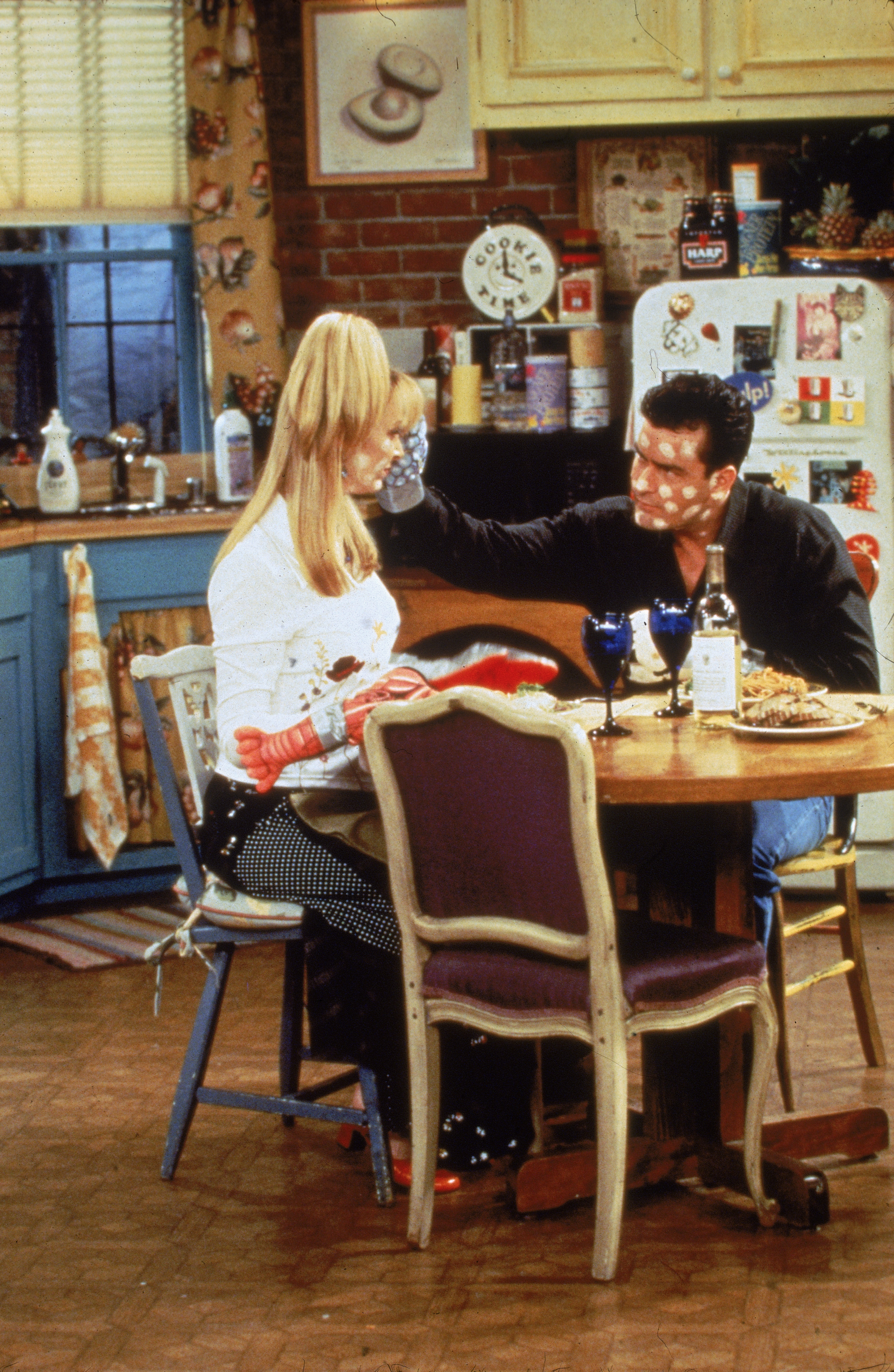 Lisa Kudrow and Charlie Sheen on the set of the TV series "Friends" in 1996 | Source: Getty Images