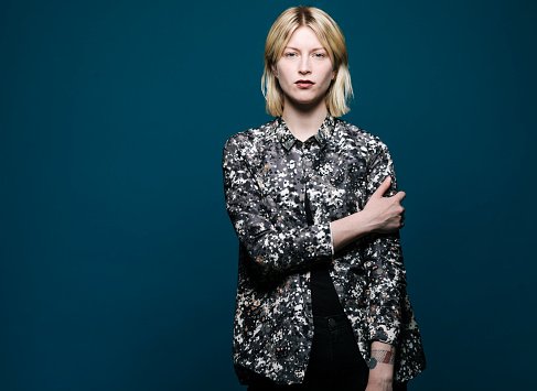 Une femme avec un vêtement brillant. | Photo : Getty Images