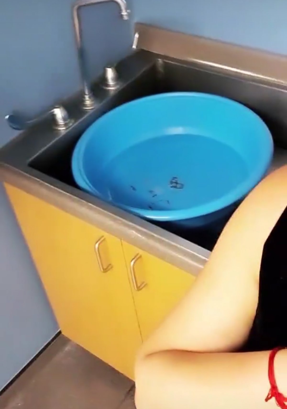 Área donde Sherlyn va a bañar a su bebé.| Foto: Instagram/sherlyny Área donde Sherlyn va a bañar a su bebé.| Foto: Instagram/sherlyny