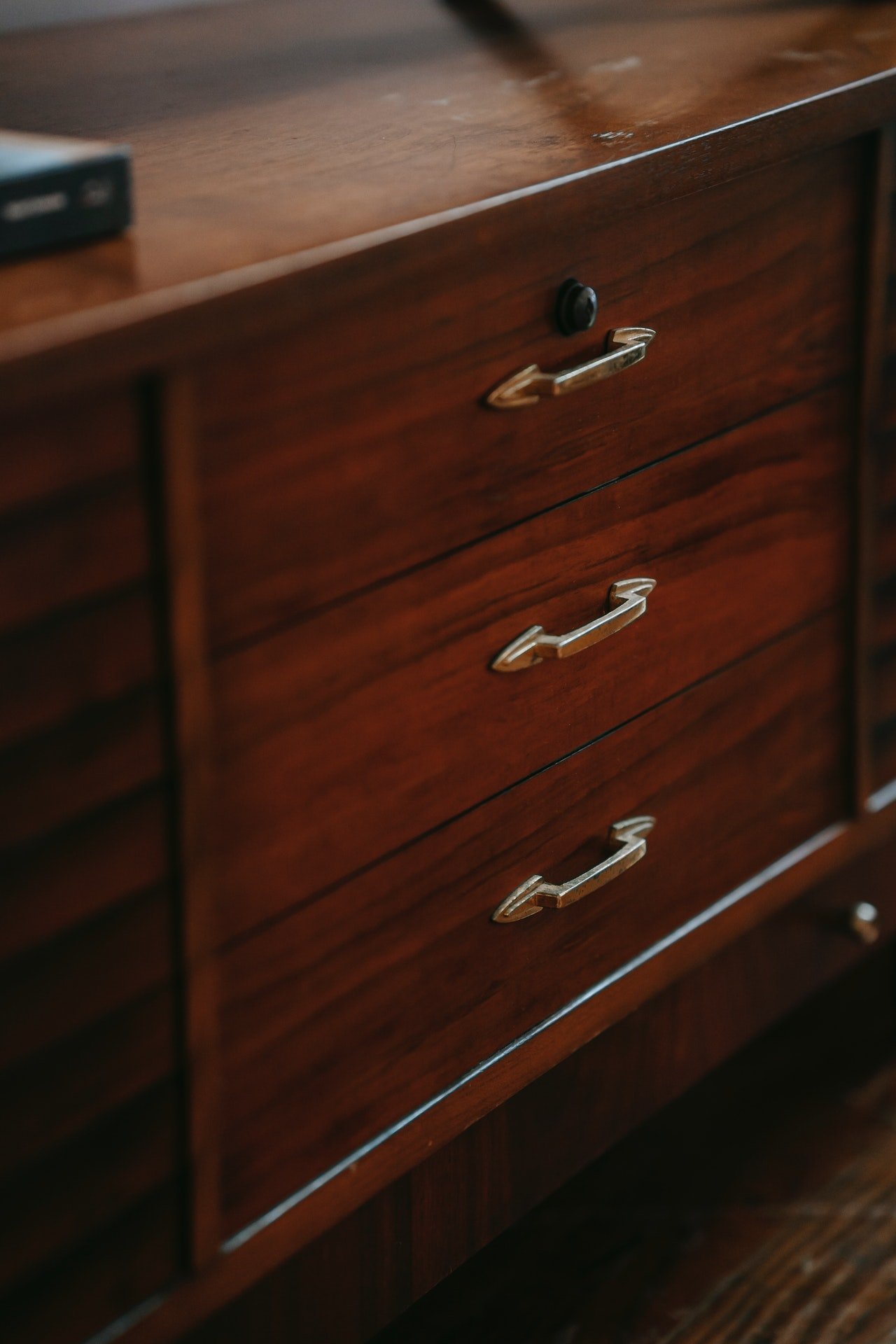 Amelia looked at the pictures on top of the dresser. | Source: Pexels