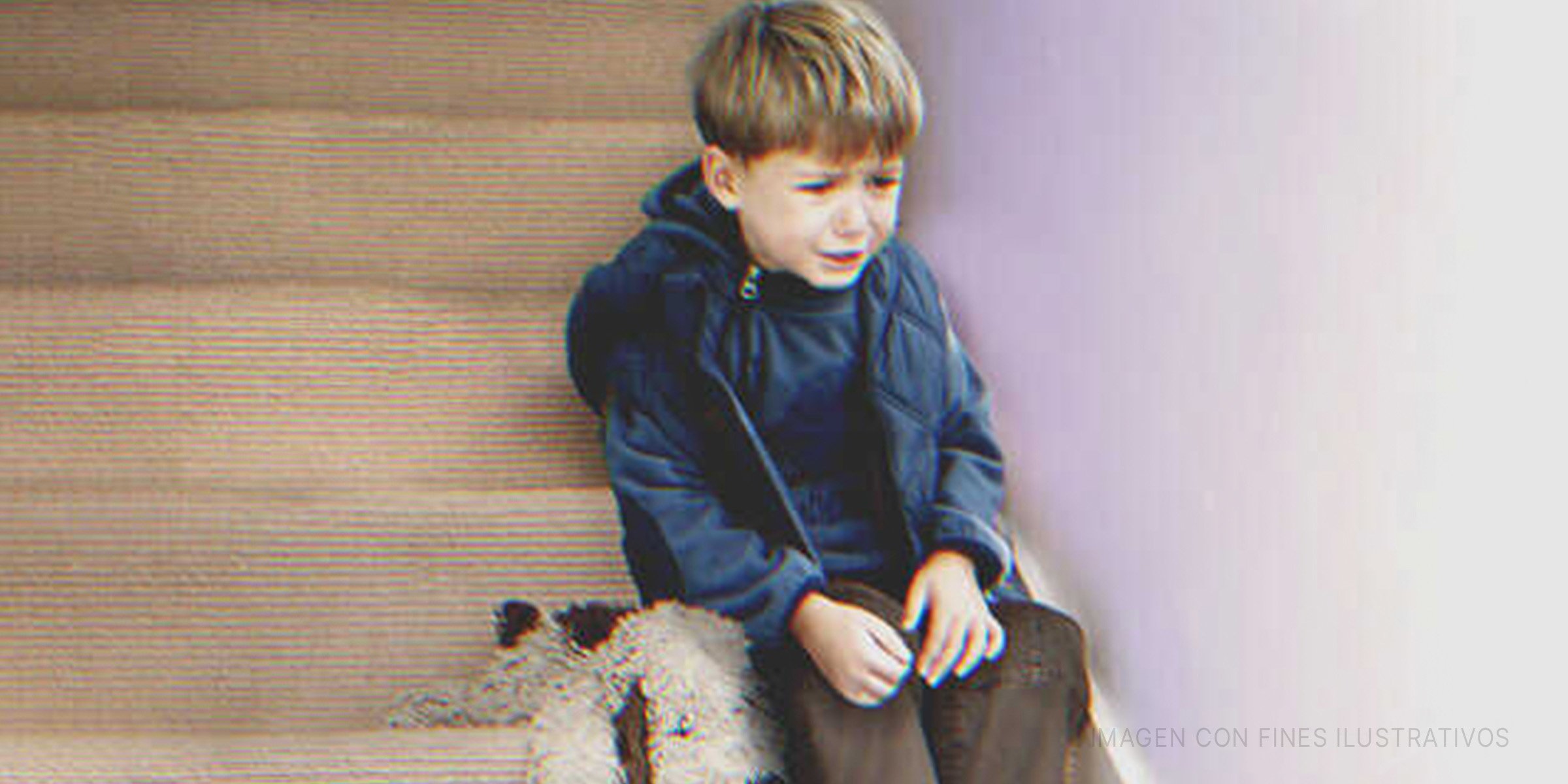 Niño llorando en las escaleras. | Foto: Shutterstock