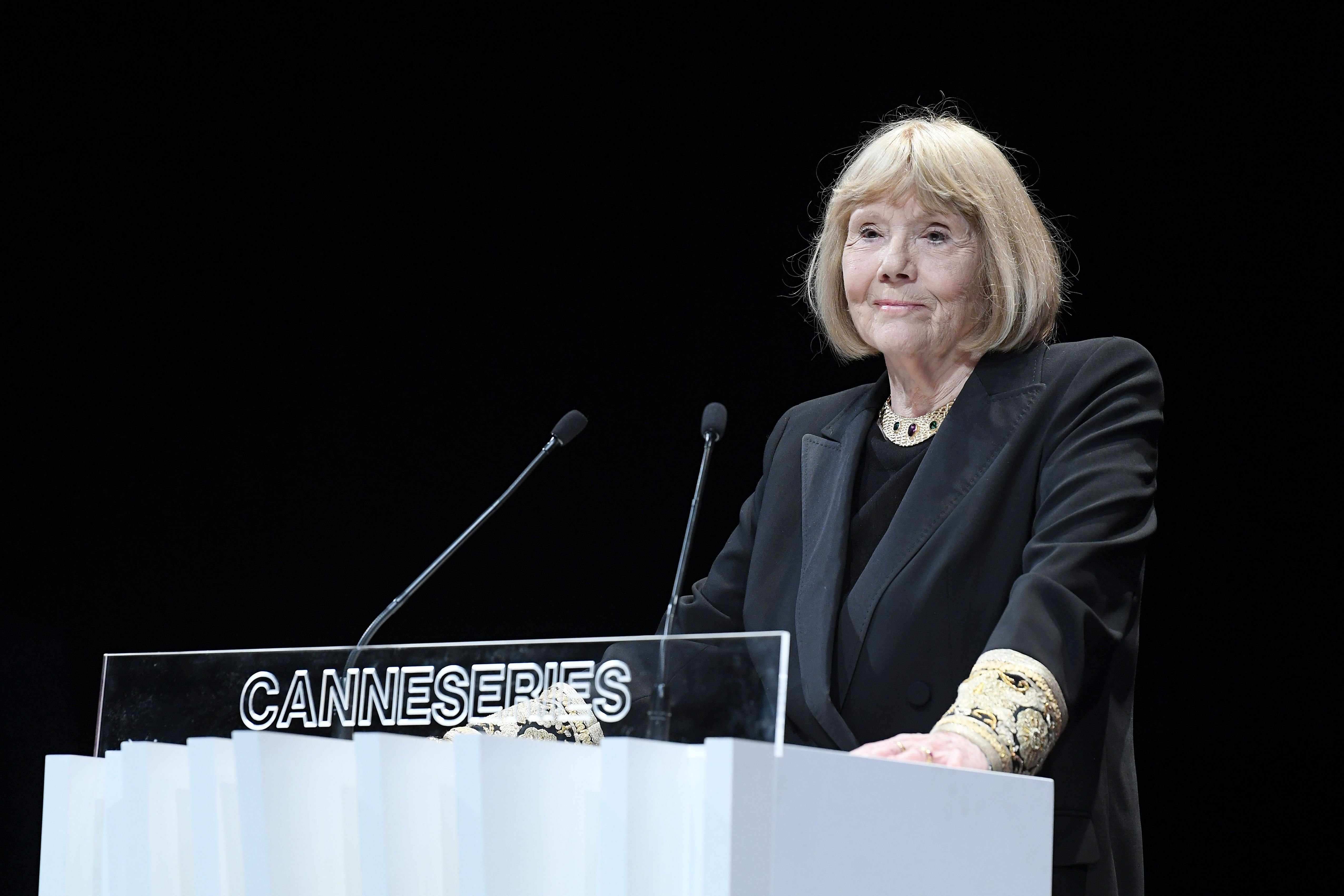 Dame Diana Rigg accepte le Variety Icon Award à la 2e Cannesseries - International Series Festival: Cérémonie d'ouverture à Cannes le 05 avril 2019 à Cannes, France. | Photo : Getty Images Dame Diana Rigg accepte le Variety Icon Award à la 2e Cannesseries - International Series Festival: Cérémonie d'ouverture à Cannes le 05 avril 2019 à Cannes, France. | Photo : Getty Images