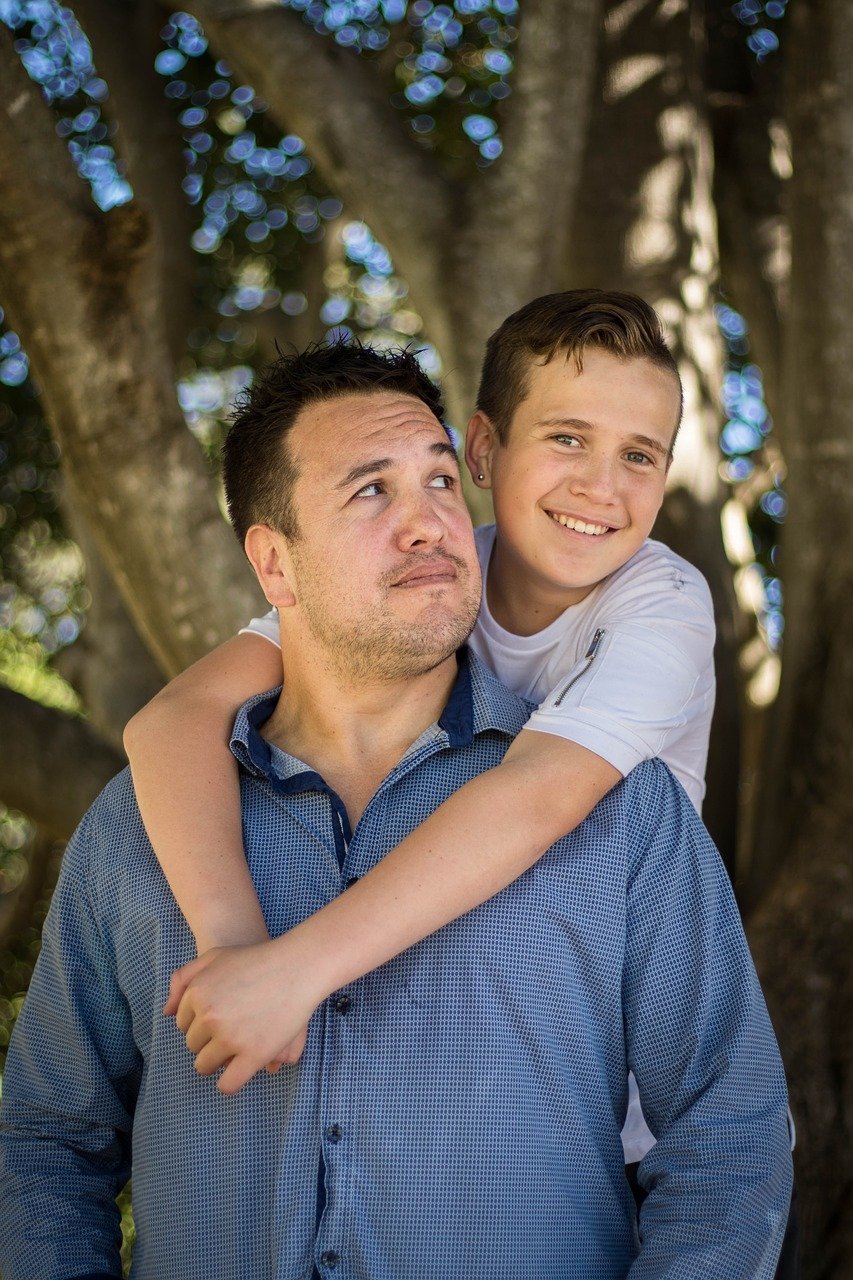 Father and son share a hug | Source: Pixabay