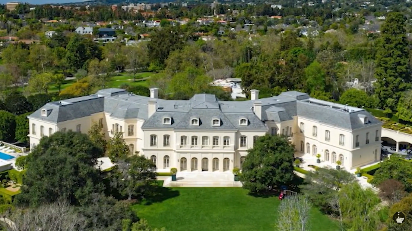 An exterior view of Aaron and Candy Spelling's mega mansion in Los Angeles, California | Source: YouTube/@Mr.Splendor