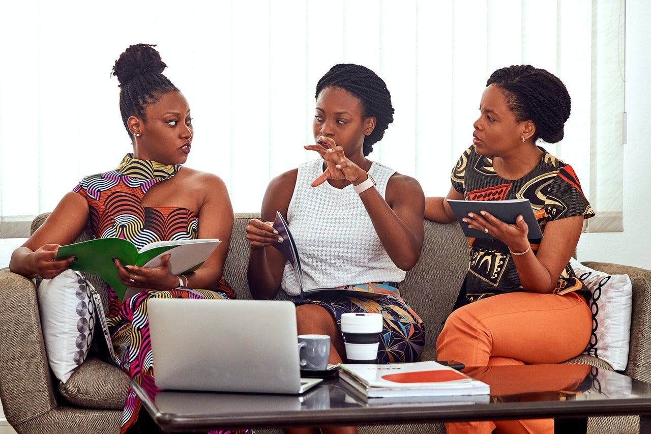 Photo of a group of women having a discussion | Photo: Pexels