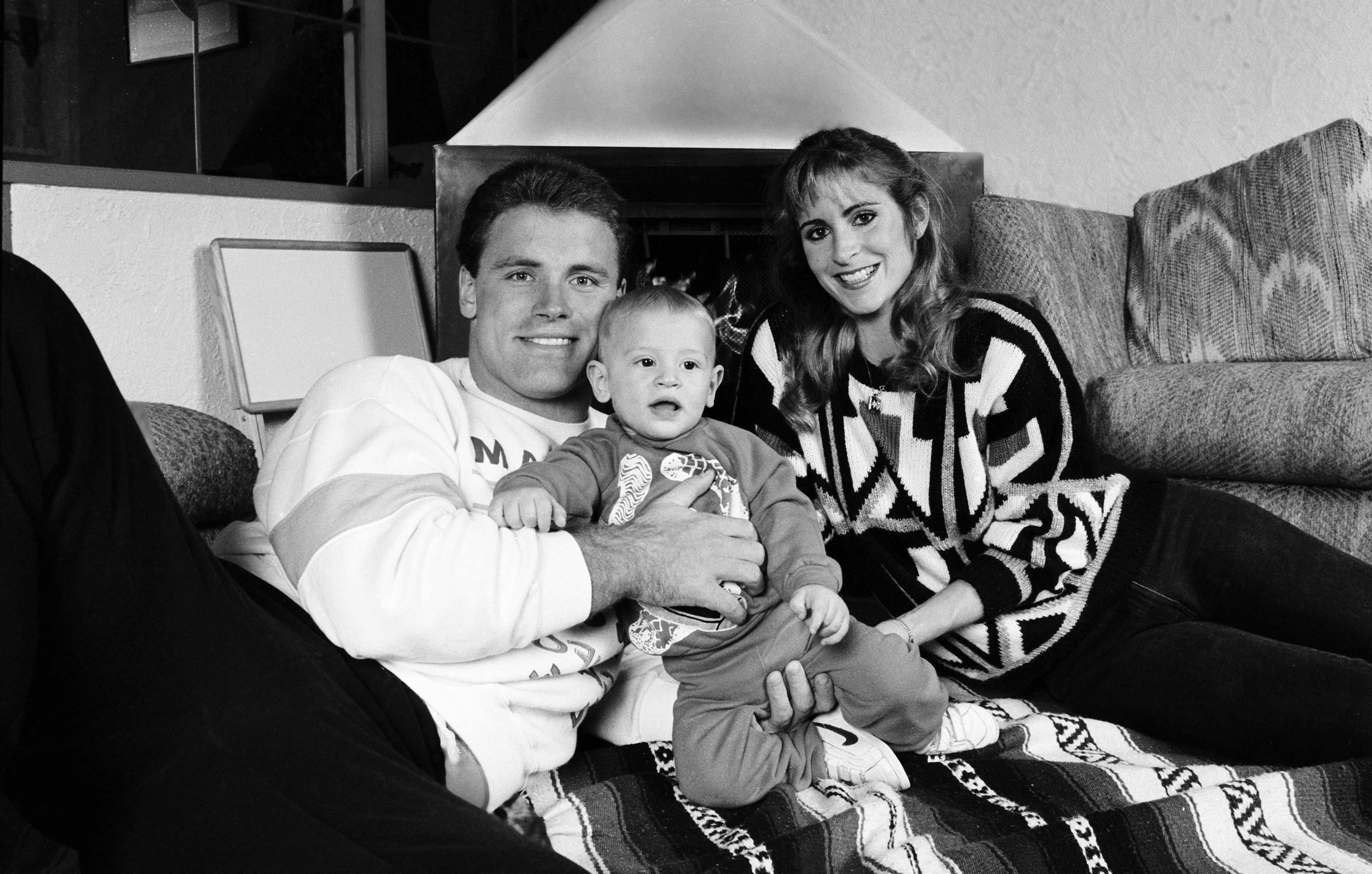 Howie Long, his then eight-month-old son Christopher, and his wife Diane Addonizio at home on December 20, 1986, in Redondo Beach, California | Source: Getty Images