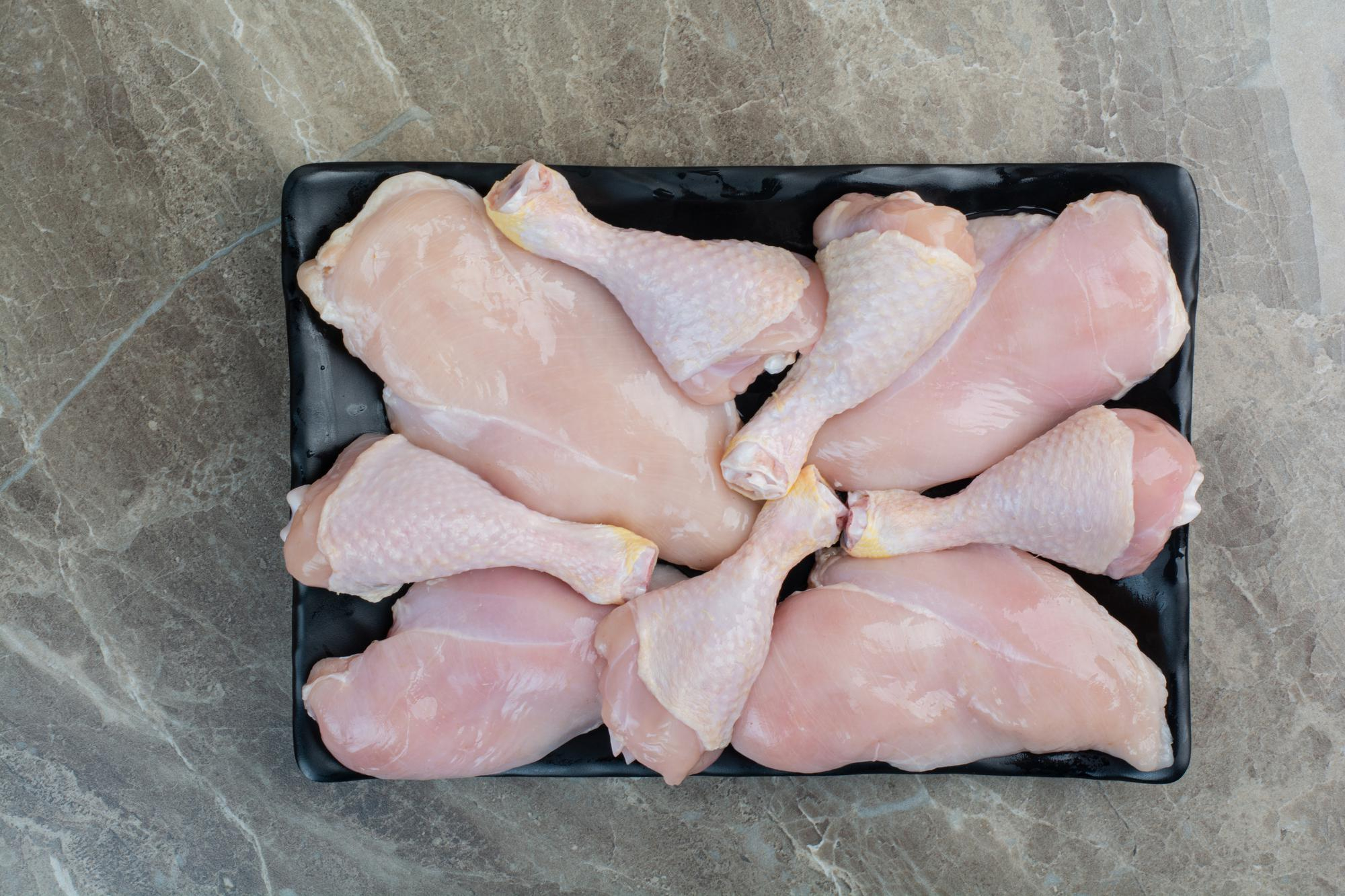 Chicken meat on kitchen counter | Source: Freepik