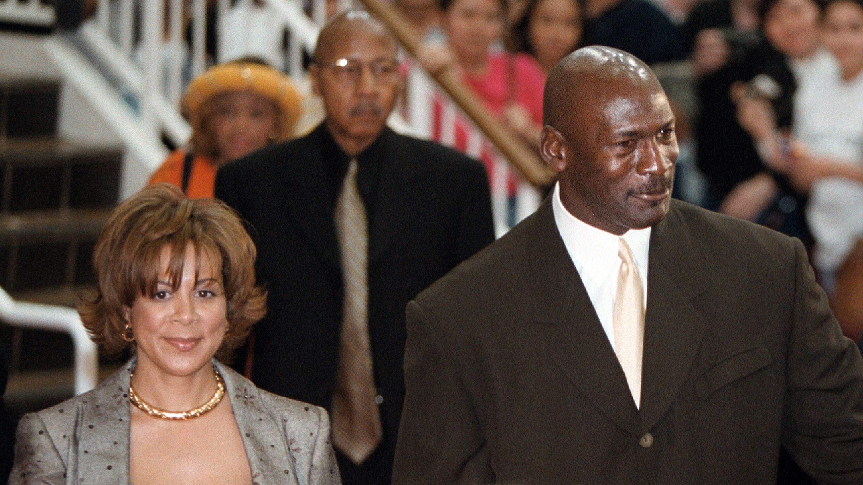 Michael Jordan and wife Juanita at the world premier of "Michael Jordan To The Max" in 2000 in Chicago | Source: Getty Images/GlobalImagesUkraine