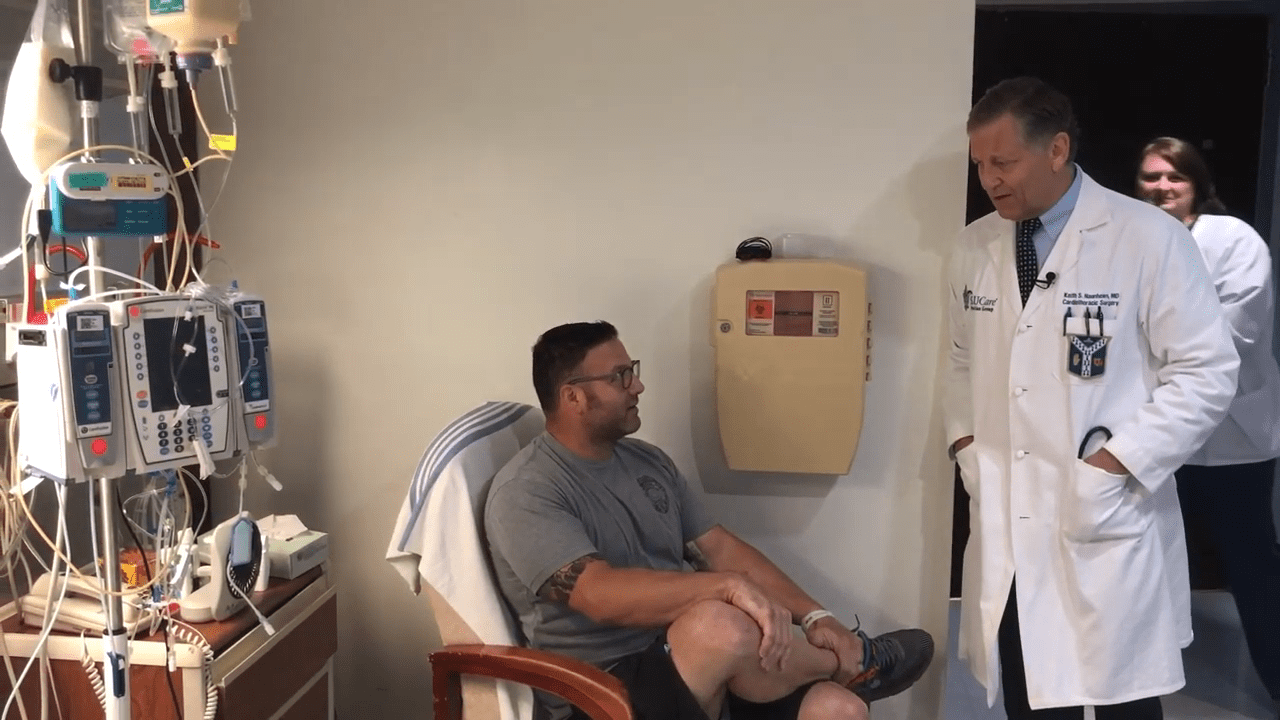 El Sgto. Mattaline en el hospital junto a un médico. │Imagen tomada de: YouTube / SSM Health Saint Louis University Hospital El Sgto. Mattaline en el hospital junto a un médico. │Imagen tomada de: YouTube / SSM Health Saint Louis University Hospital