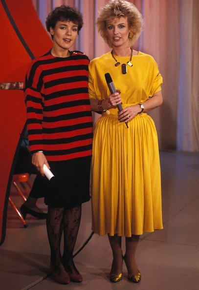 Les présentatrices de l'émission de télévision "Tournez manèges" Fabienne Egal et Evelyne Leclercq le 3 mars 1987 à Paris, France. | Photo : Getty Images