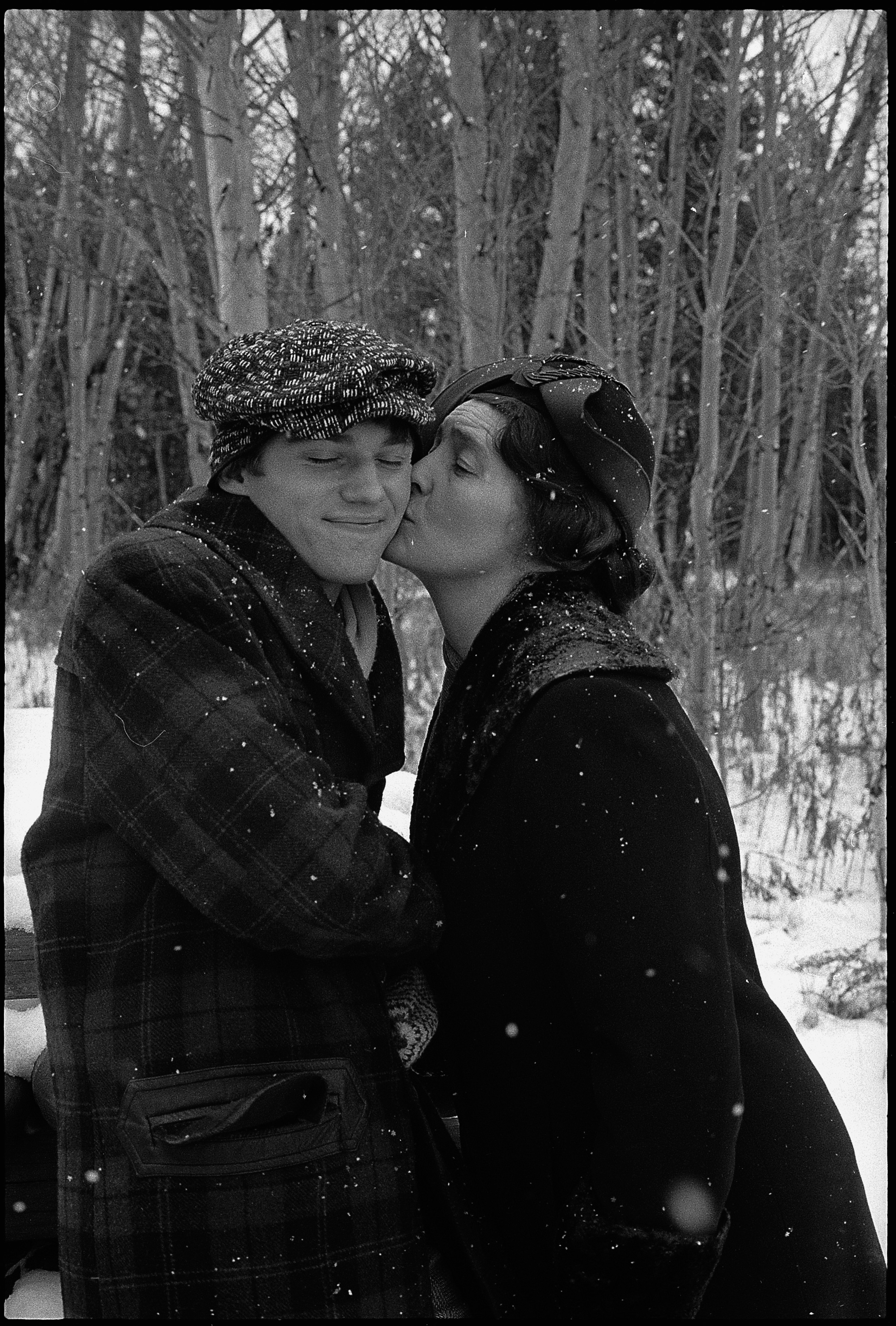 Richard Thomas and Patricia Neal on the set of "The Homecoming: A Christmas Story," 1971 | Source: Getty Images