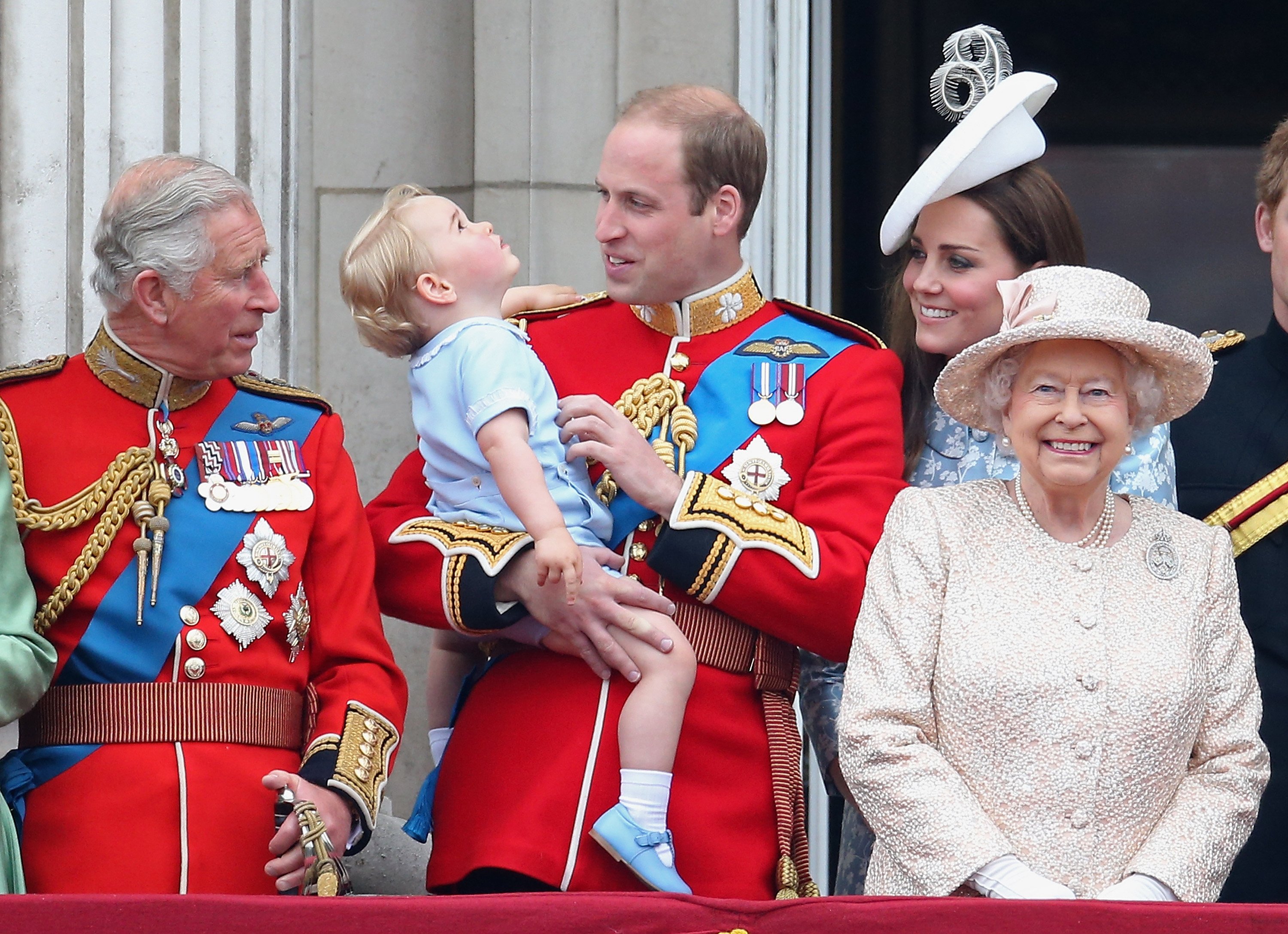El príncipe George, el príncipe William, el rey Charles III, Kate Middleton y la reina Elizabeth II en el palacio de Buckingham, en 2015. | Foto: Getty Images