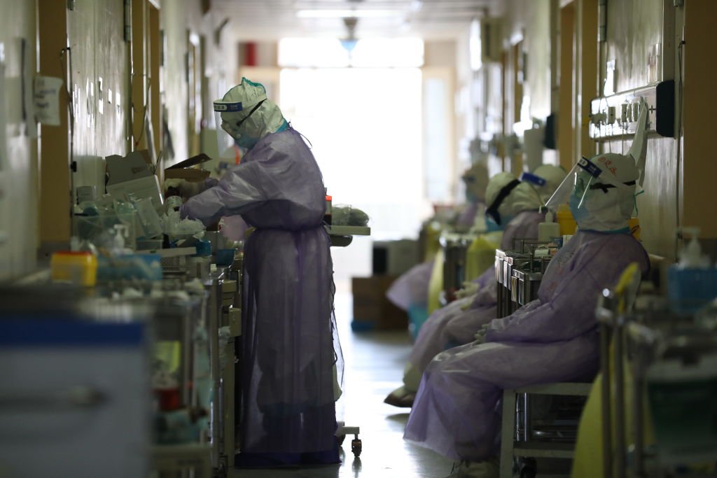 Una enfermera trabaja mientras sus colegas toman un descanso en un hospital designado para pacientes con COVID-19 en Wuhan, China. | Foto: Getty Images
