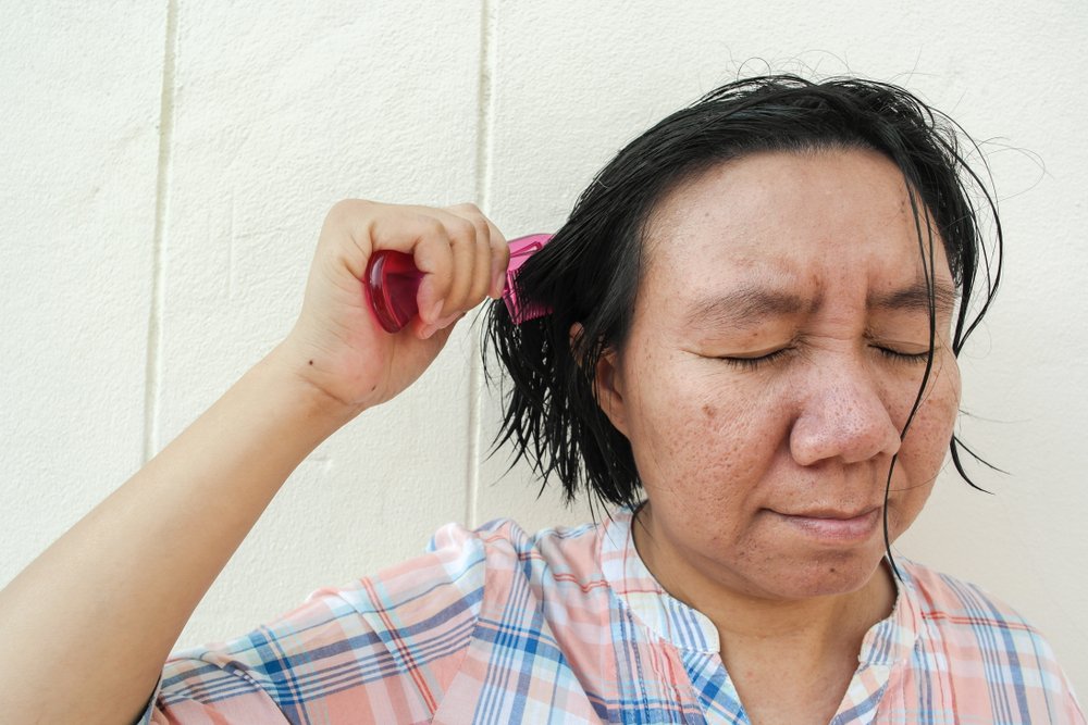 Errores comunes al cuidar el cabello en invierno que