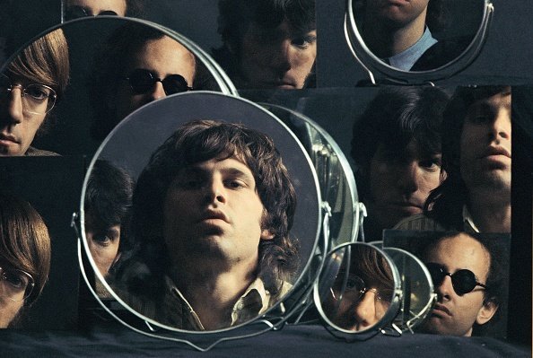 The Doors mirror their looks for a photoshoot, 1967. | Photo: Getty Images