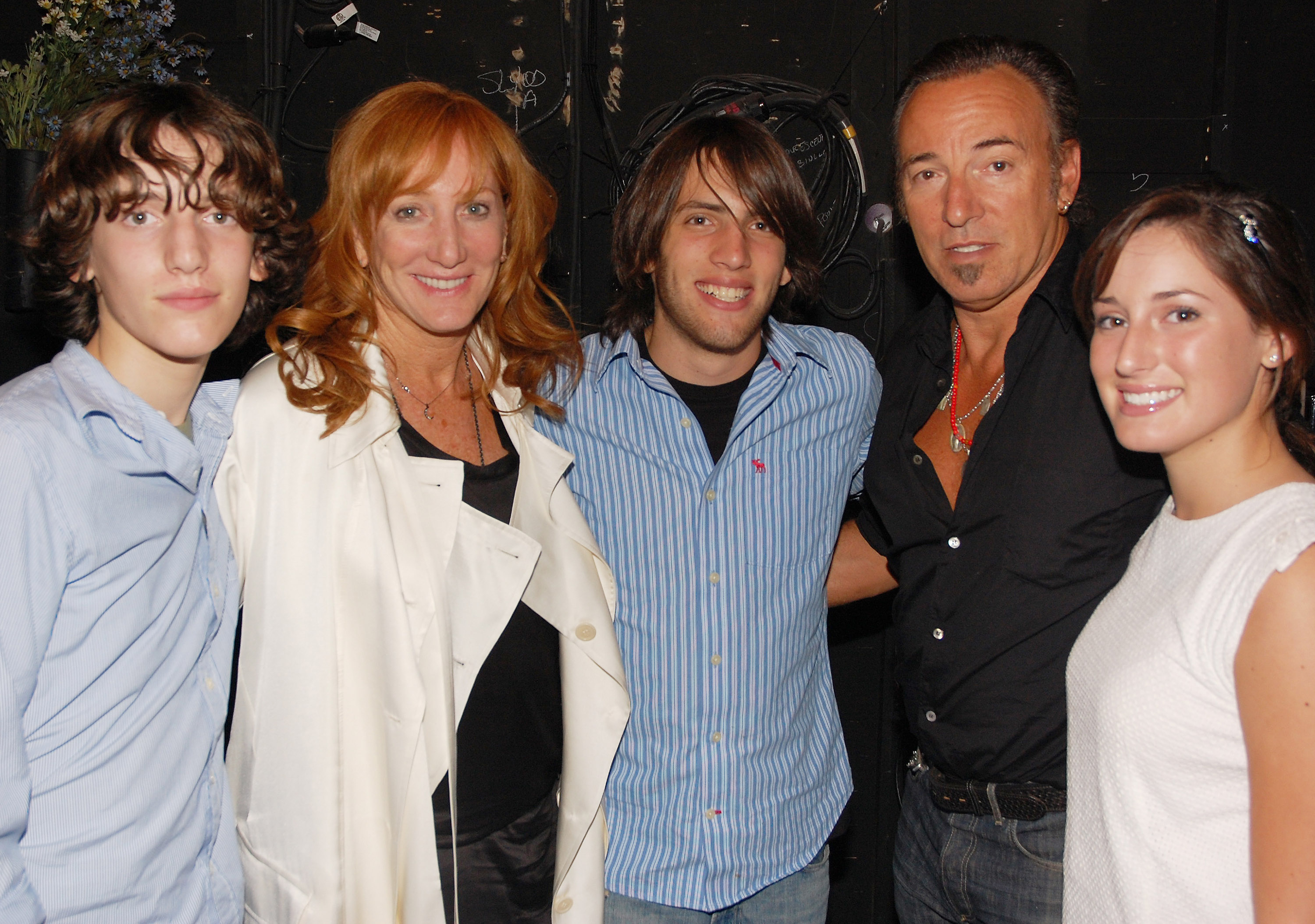 Sam Springsteen, Patti Scialfa, Evan, Bruce, and Jessica Springsteen pose backstage at The Eugene O'Neill Theater on August 8, 2008 | Source: Getty Images