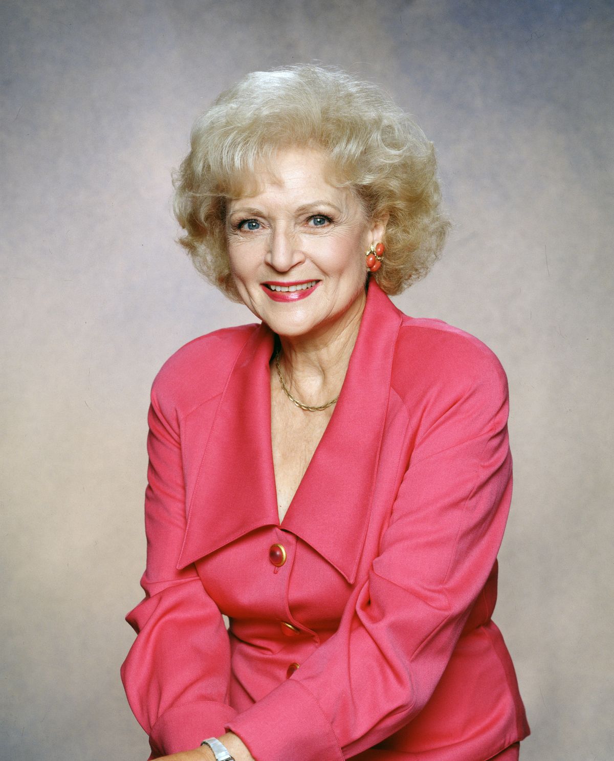Betty White poses for a photo as Rose Nylund in "The Golden Palace" on January 1992. | Photo: Getty Images