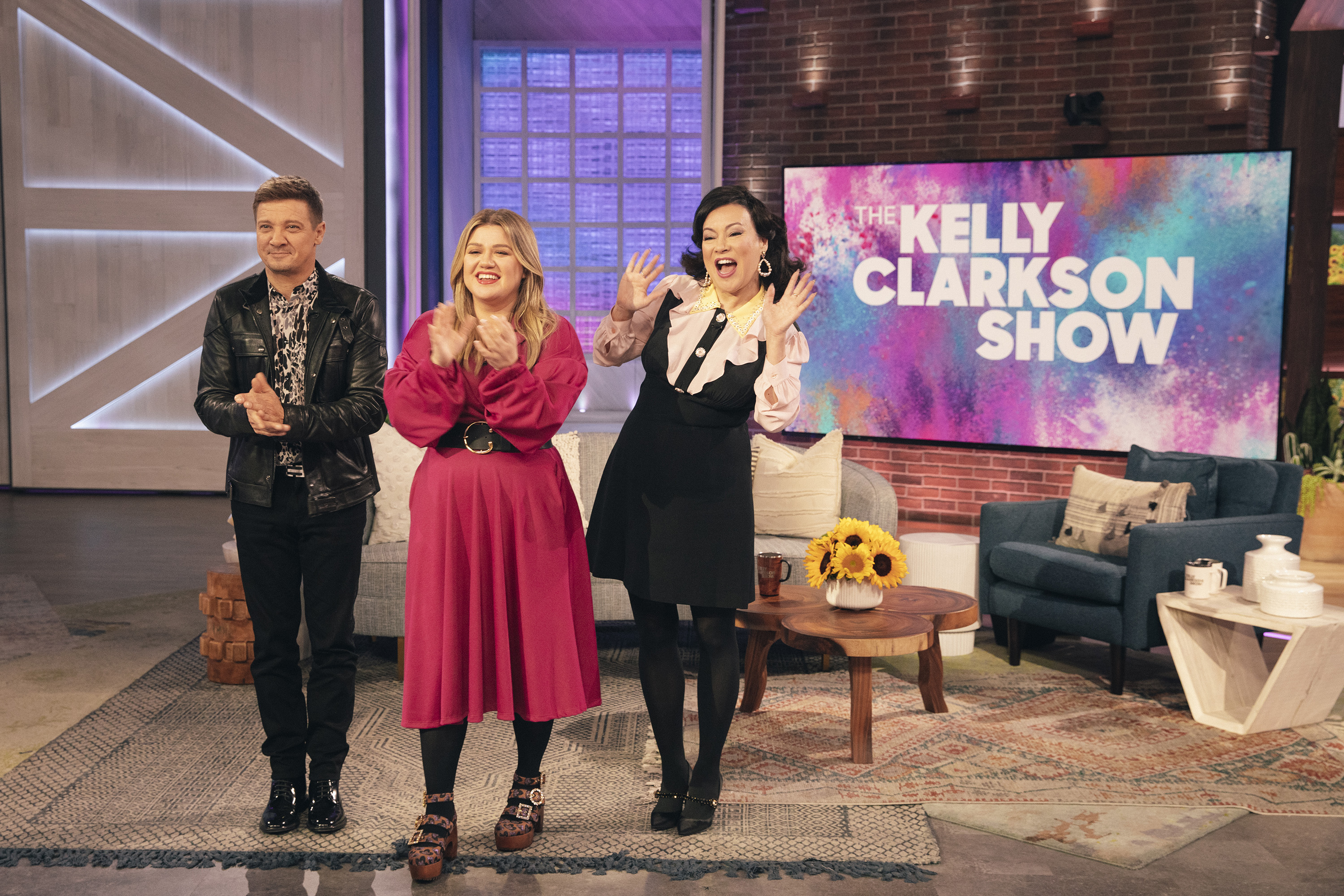 Jeremy Renner, Kelly Clarkson and Jennifer Tilly on "The Kelly Clarkson Show" in November 19, 2021 | Source: Getty Images