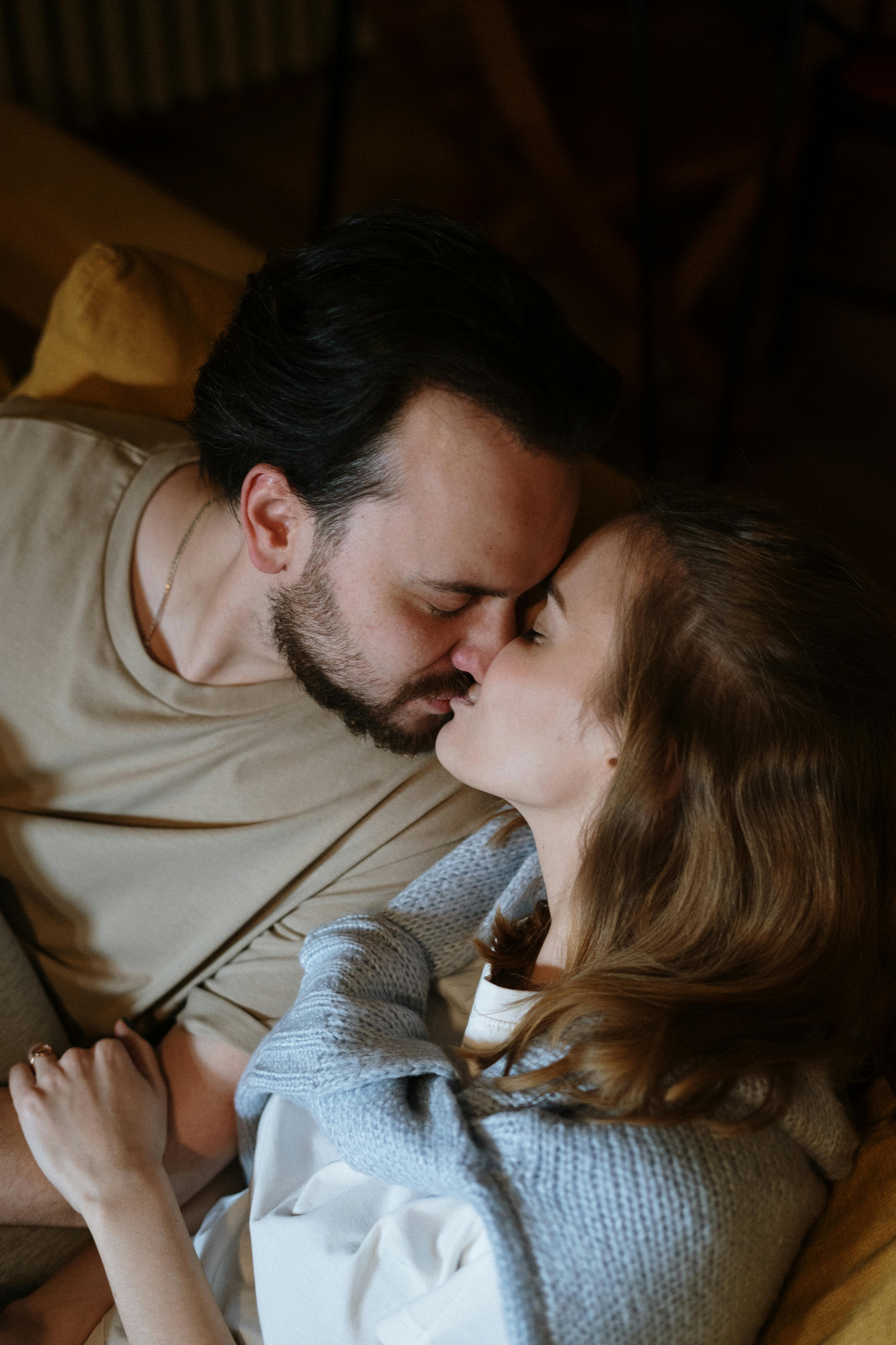 A couple in love kissing | Source: Pexels