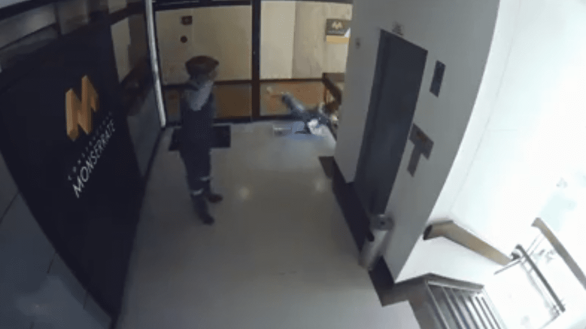 Captura del video de las cámaras de seguridad. La madre se tira al suelo para salvar a su bebé de una muerte segura. | Fuente: Facebook / Guardianes De Antioquia Captura del video de las cámaras de seguridad. La madre se tira al suelo para salvar a su bebé de una muerte segura. | Fuente: Facebook / Guardianes De Antioquia