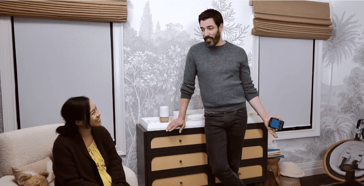 Drew Scott and Linda Phan were smiling while having a conversation in their baby's Nursery. | Source: YouTube/At Home with Linda & Drew Scott