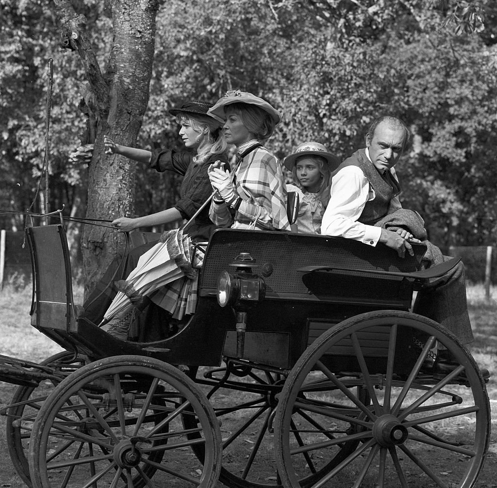 Agathe Natanson, Barbara Laage, Brigitte Perrier et Paul Crauchet dans une scène du feuilleton réalisé par Maurice Pialat "La maison des bois". | Photo : Getty Images