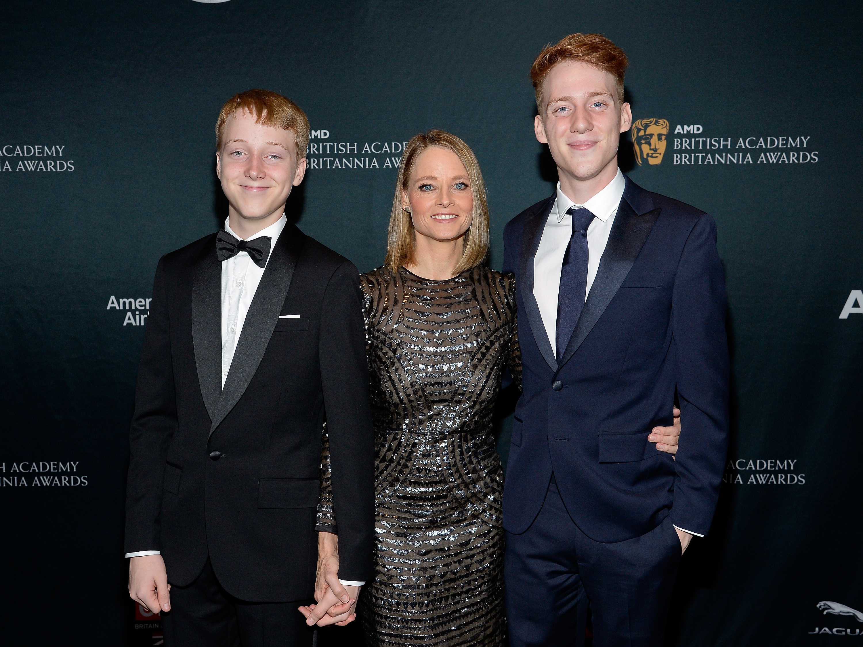 Jodie Foster with her sons Kit and Charles at the AMD British Academy Britannia Awards in Beverly Hills, California on October 28, 2016 | Source: Getty Images