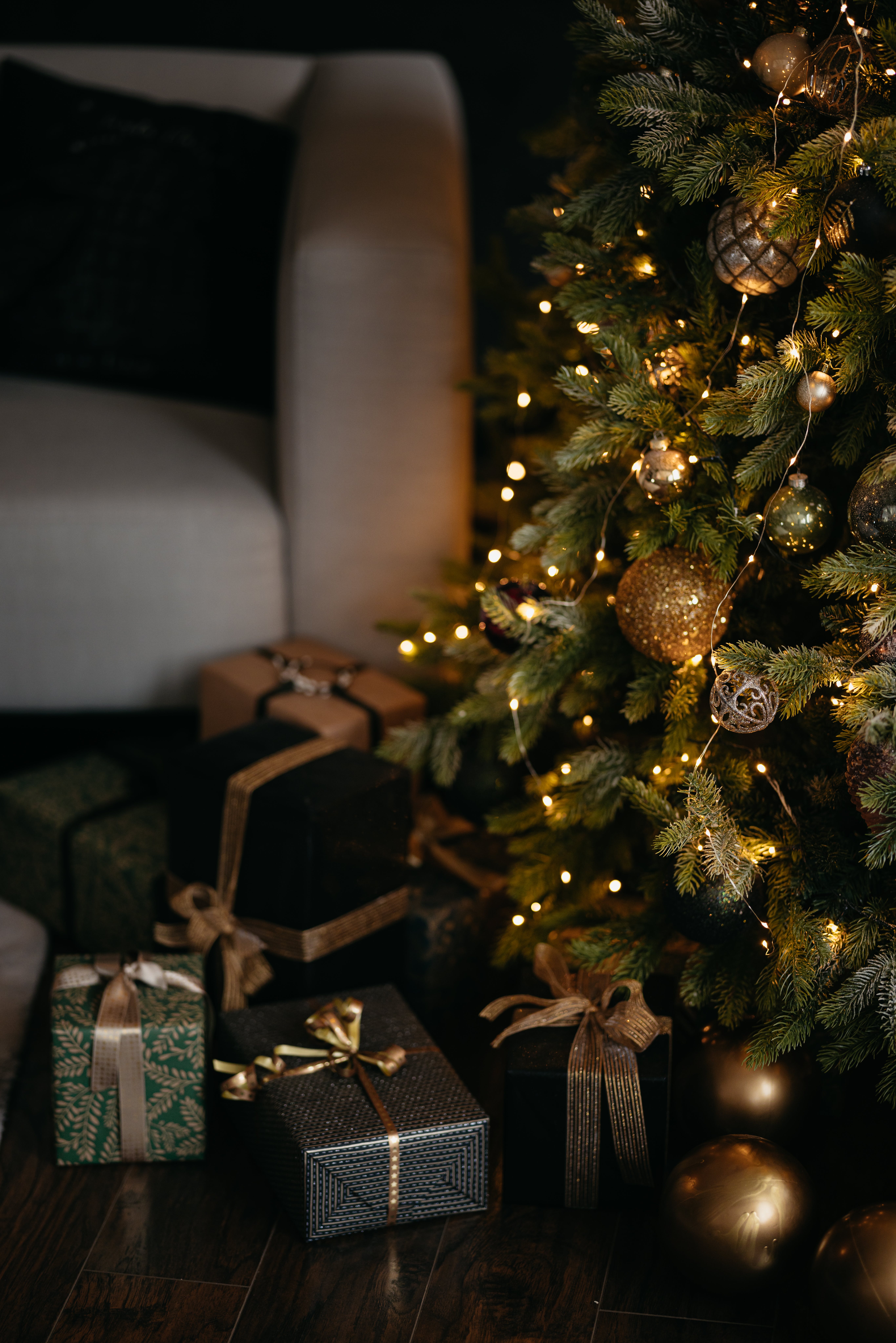 A Christmas tree and gifts | Source: Pexels