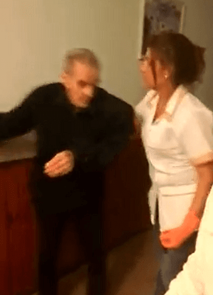 Mujer empuja a un abuelo. | Imagen tomada de: Facebook/ Daniel Moragues Mujer empuja a un abuelo. | Imagen tomada de: Facebook/ Daniel Moragues