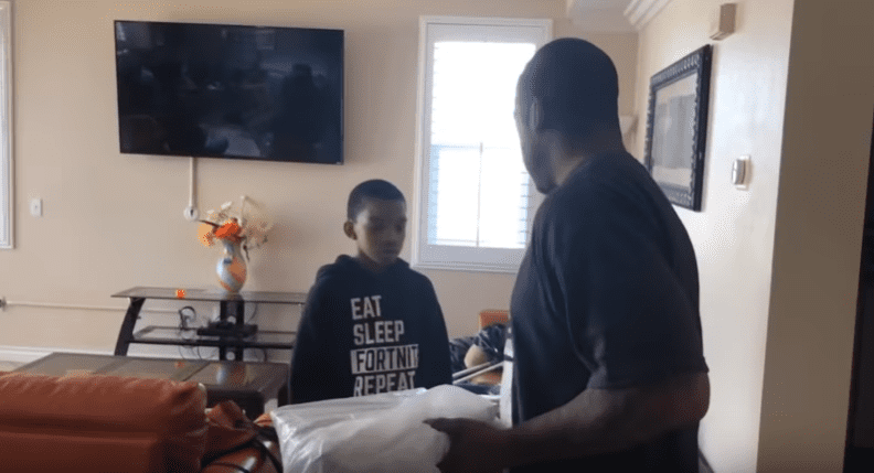 Tre Cosby habla con su hijo. | Imagen tomada de: YouTube/Tre Cosby