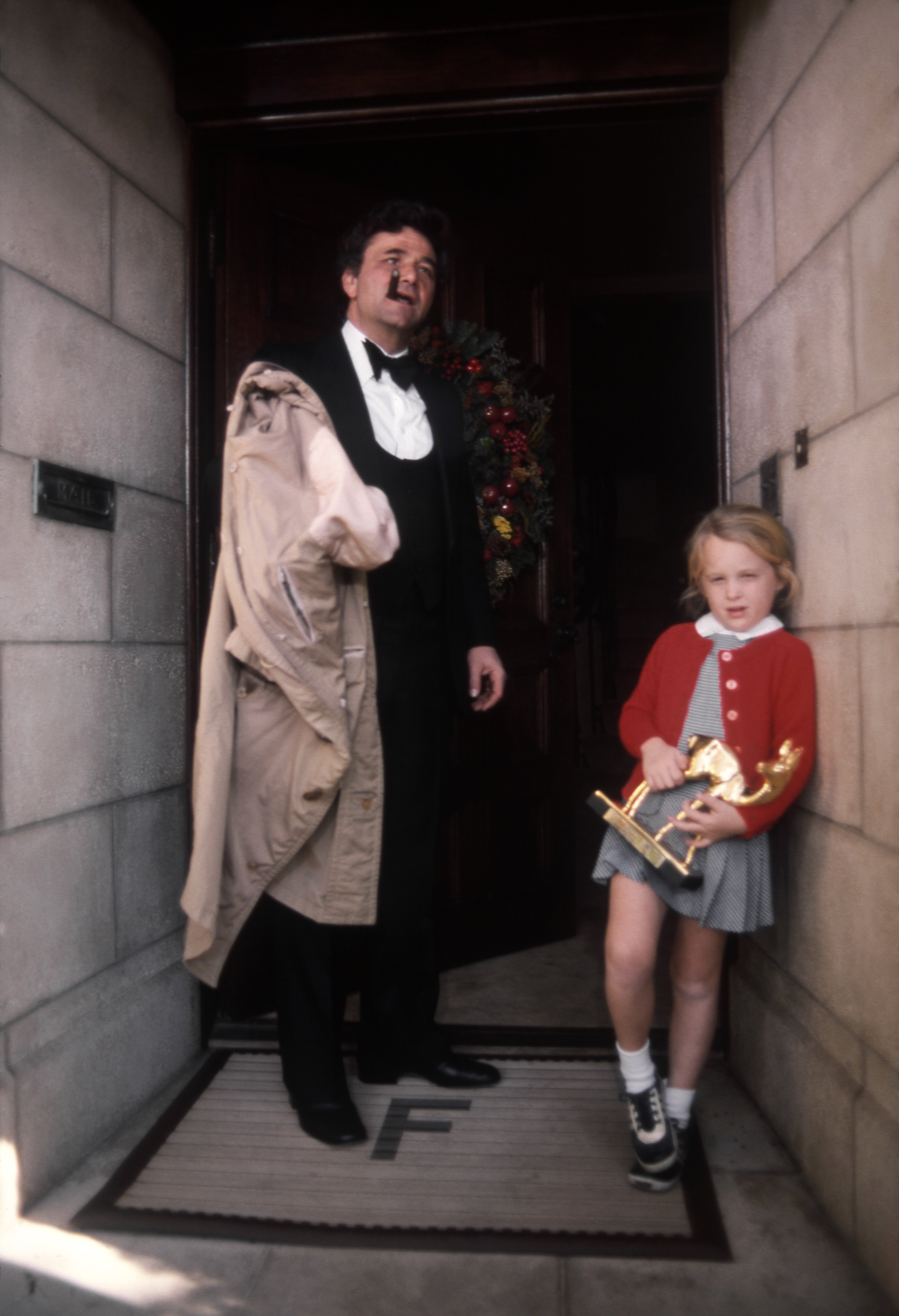 Peter Falk and his daughter Katherine on the set of "Columbo" on December 16, 1975 | Source: Getty Images