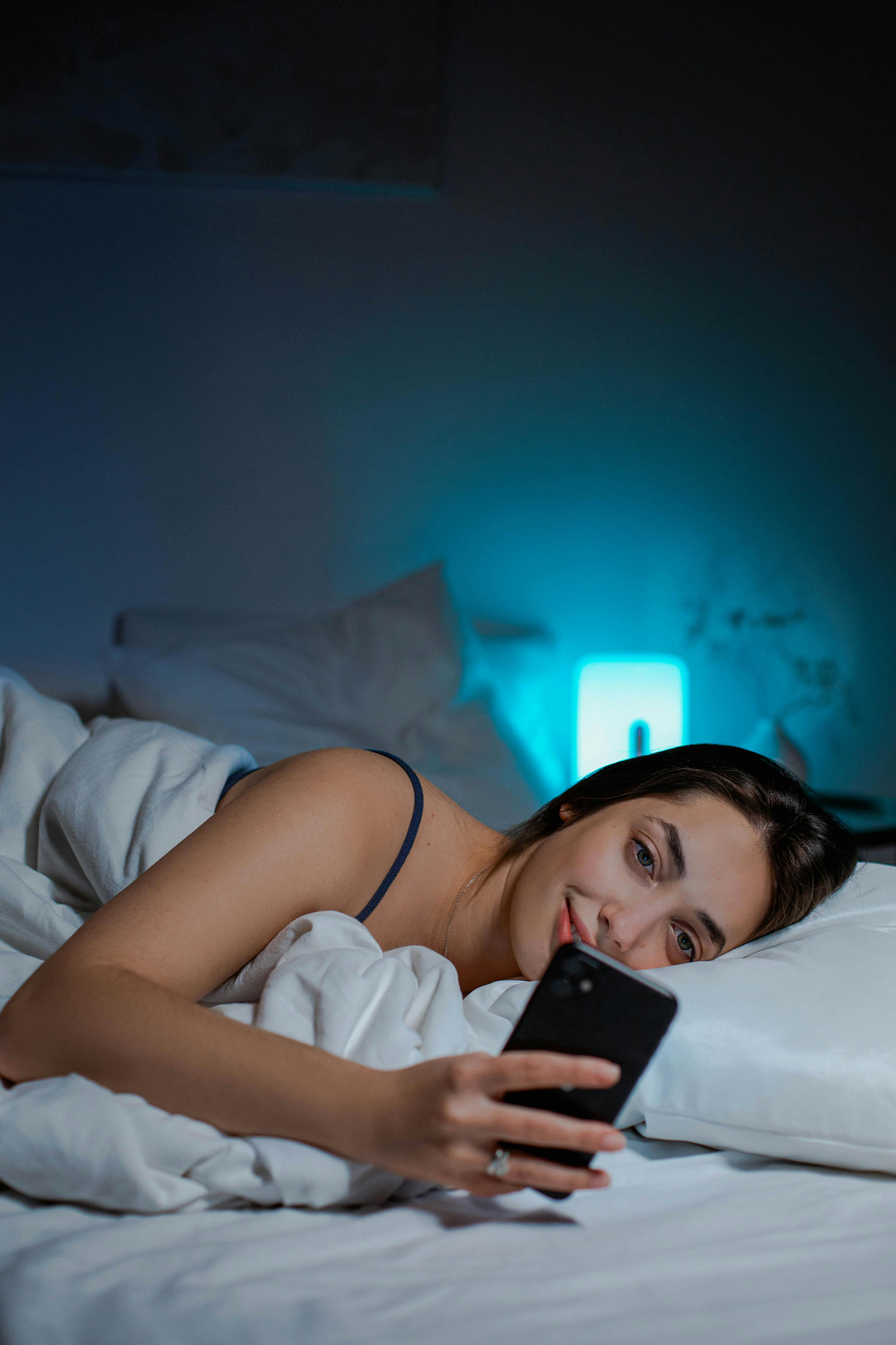 Many people delay sleep while scrolling through social media. | Source: Pexels