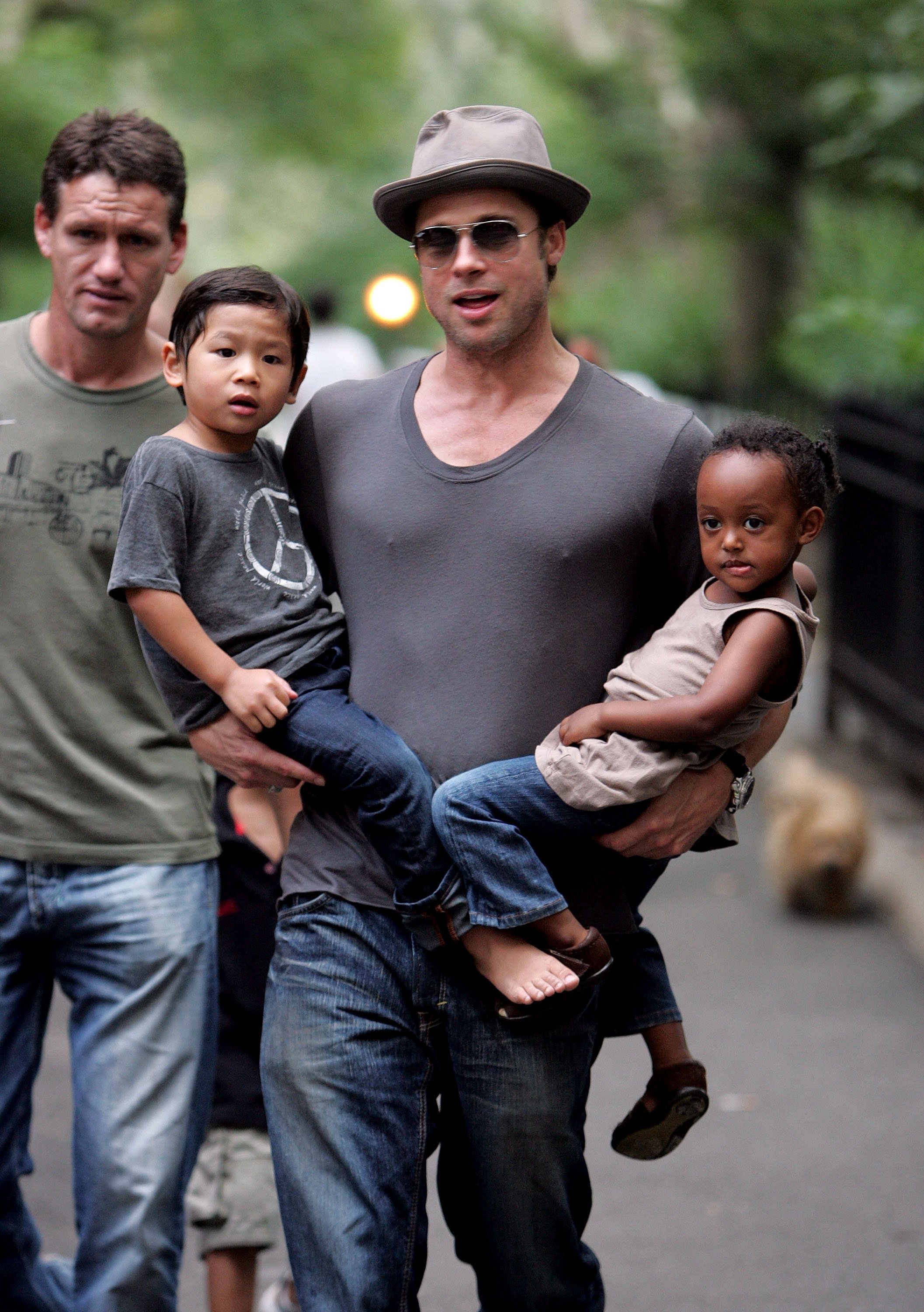 Brad Pitt visitando un patio de recreo con sus hijos Zahara Jolie-Pitt, Pax Jolie-Pitt y Maddox Jolie-Pitt en Nueva York, el 26 de agosto de 2007. | Foto: Getty Images