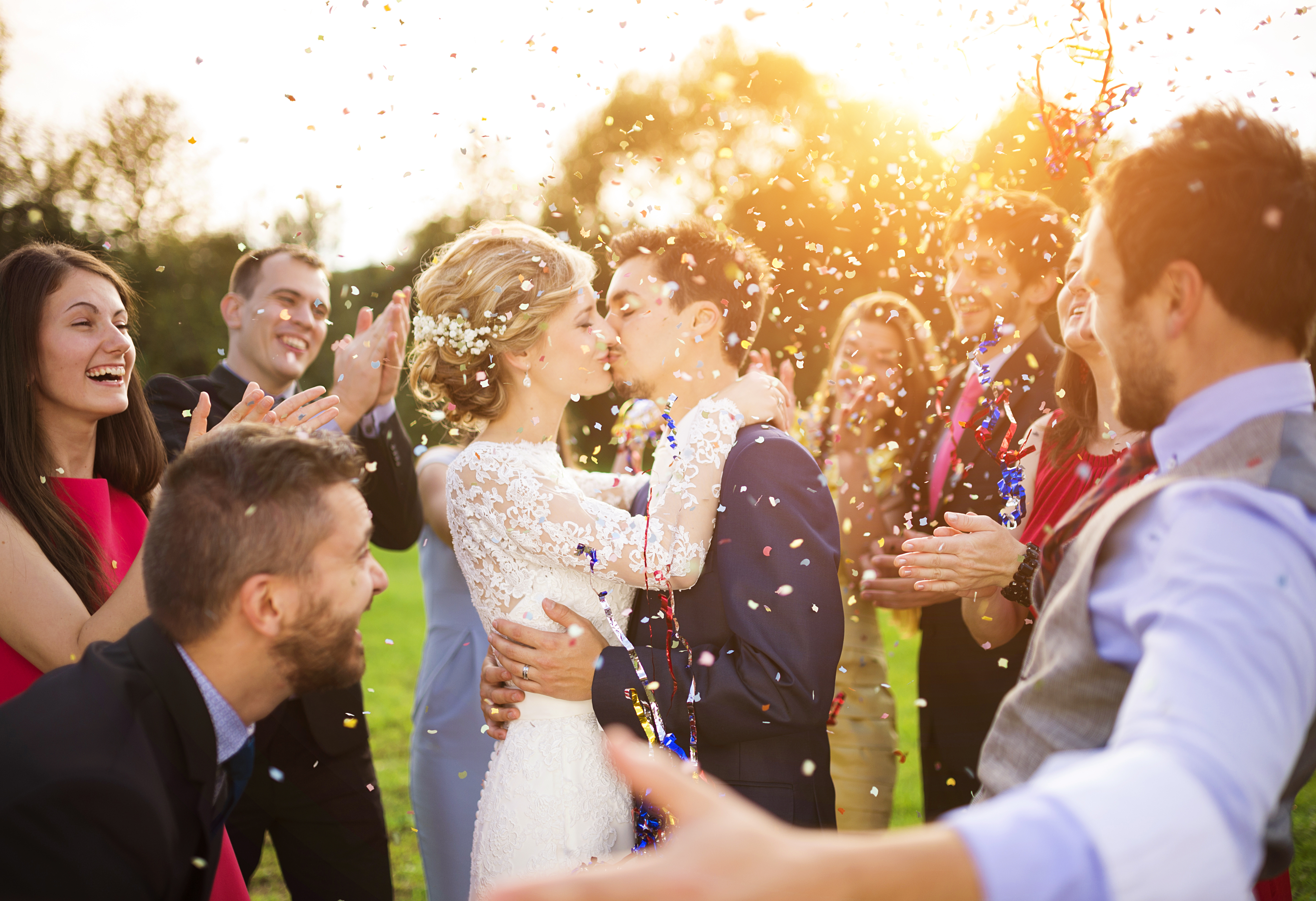Ein verheiratetes Paar beim Küssen | Quelle:  Shutterstock