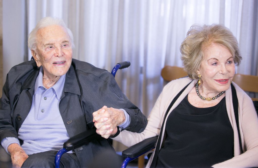 Kirk Douglas y su esposa Anne Douglas tomados de la mano. | Foto: Getty Images