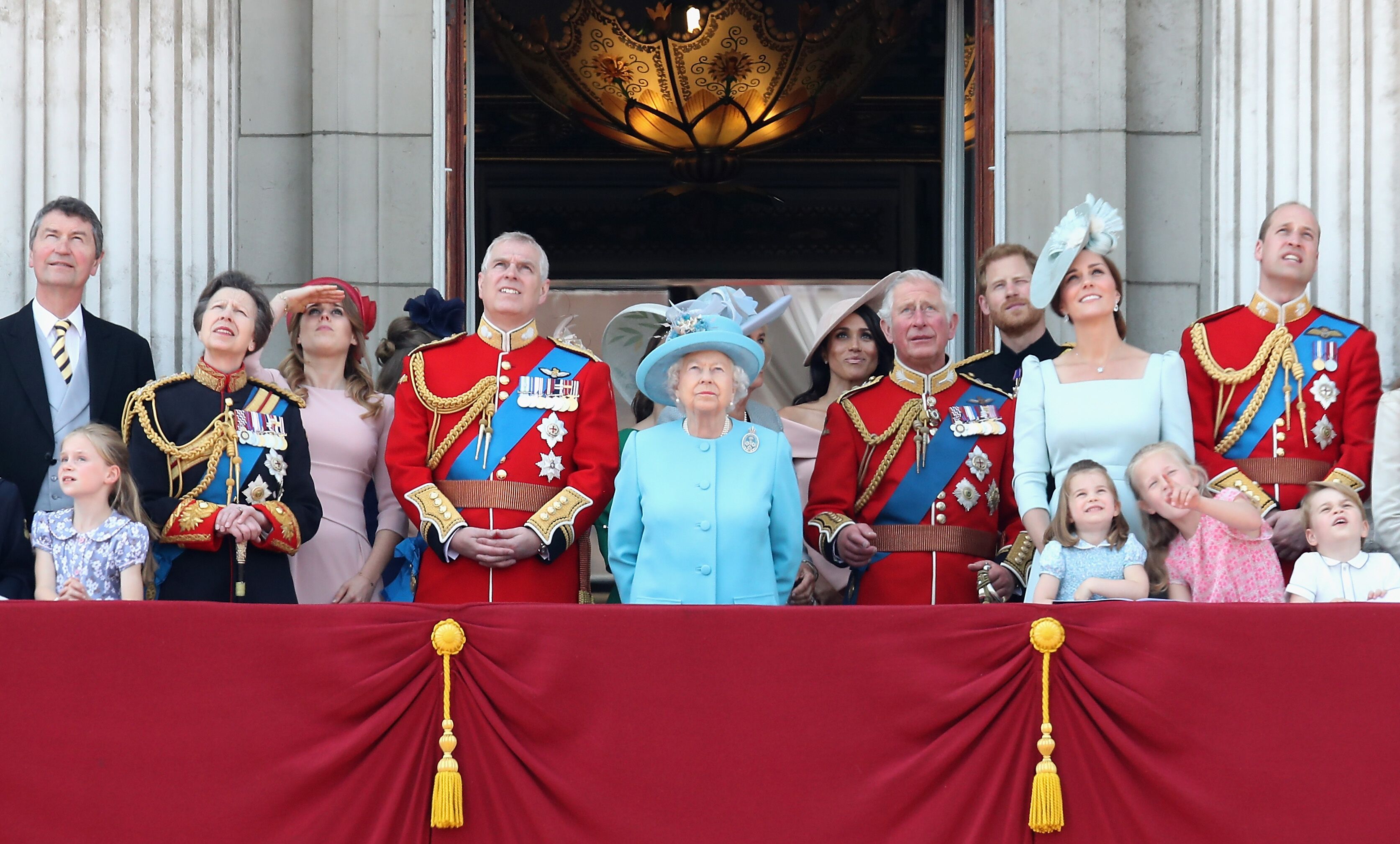 Princesa Anne, Princesa Real, Princesa Beatriz, Lady Louise Windsor, Príncipe Andrew, Duque de York, Reina Isabel II, Meghan, Duquesa de Sussex, Príncipe Carlos, Príncipe de Gales, Príncipe Harry, Duque de Sussex, Catherine, Duquesa de Cambridge, El Príncipe William, el Duque de Cambridge, la Princesa Charlotte de Cambridge, Savannah Phillips, el Príncipe George de Cambridge y la Isla Phillips miran el despegue en el balcón del Palacio de Buckingham durante Trooping The Color. | Foto: Getty Images