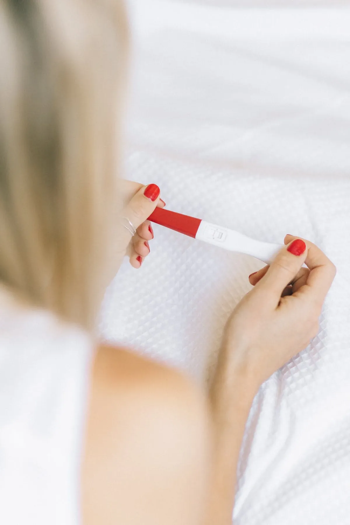 Fille avec un test de grossesse | Photo : Pexels