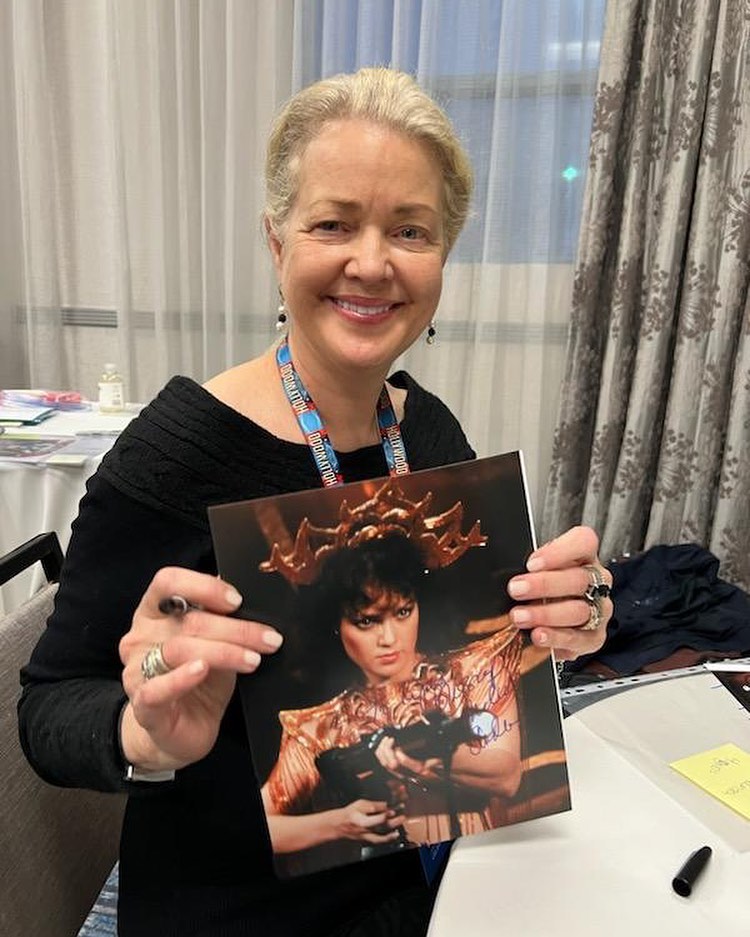 She has remained connected to the role that made her a sci-fi favorite, regularly meeting fans at conventions. These appearances allow her to honor her Hollywood past without allowing it to define her present. | Source: Instagram/melody_j_anderson