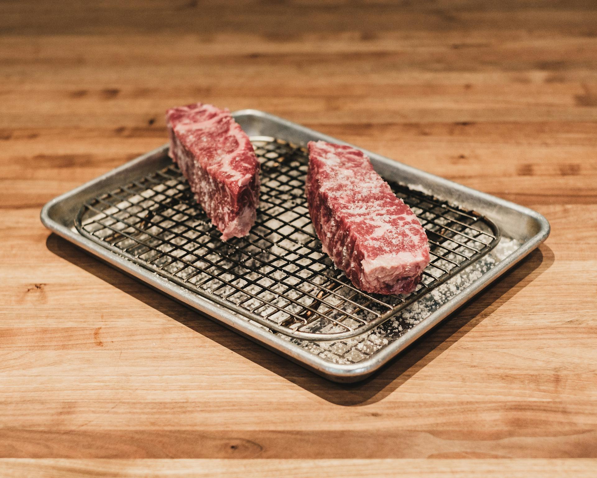 Two pieces of Wagyu beef on a grilling tray | Source: Pexels