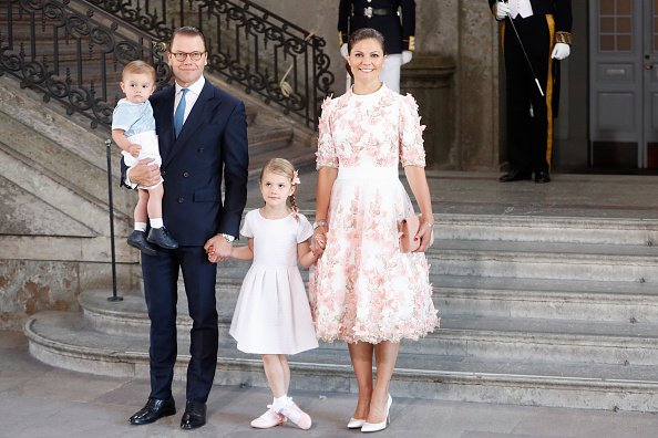 Kronprinzessin Victoria von Schweden, Prinz Oscar von Schweden, Prinzessin Estelle von Schweden und Prinz Daniel von Schweden kommen zu einem Dankesgottesdienst anlässlich des 40. Geburtstags von Kronprinzessin Victoria von Schweden im königlichen Schloss am 14. Juli 2017 in Stockholm | Quelle: Getty Images