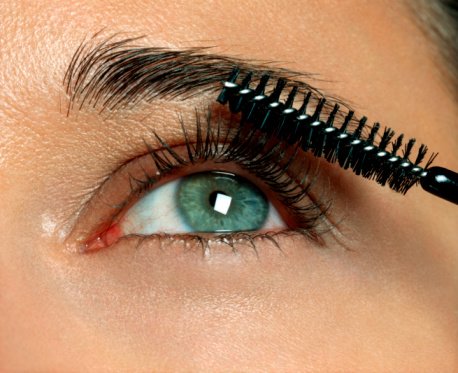 Femme se maquillant les cils. | Photo : Getty Images