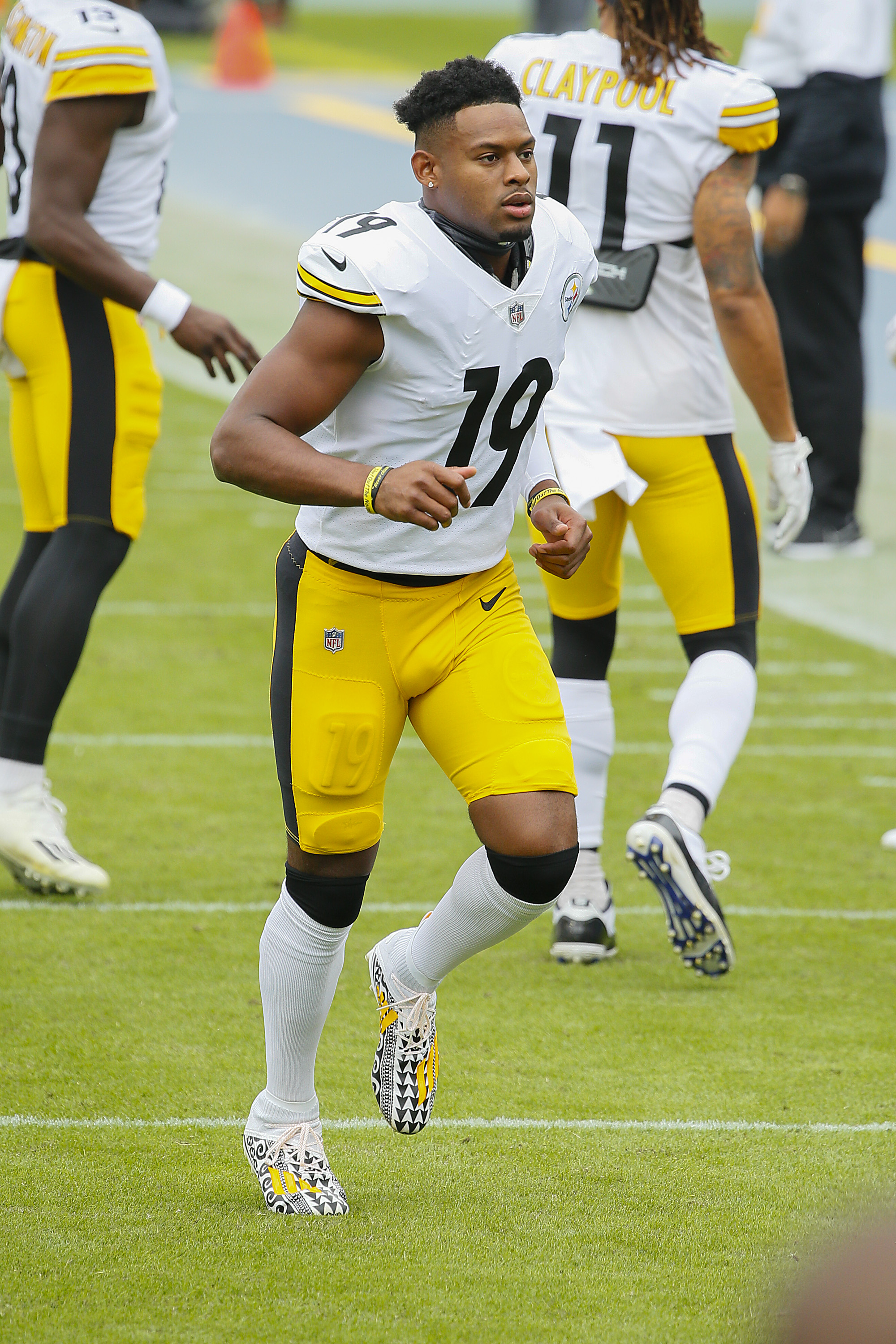 JuJu Smith-Schuster #19 of the Pittsburgh Steelers warms up prior to a game against the Tennessee Titans at Nissan Stadium on October 25, 2020, in Nashville, Tennessee. | Source: Getty Images