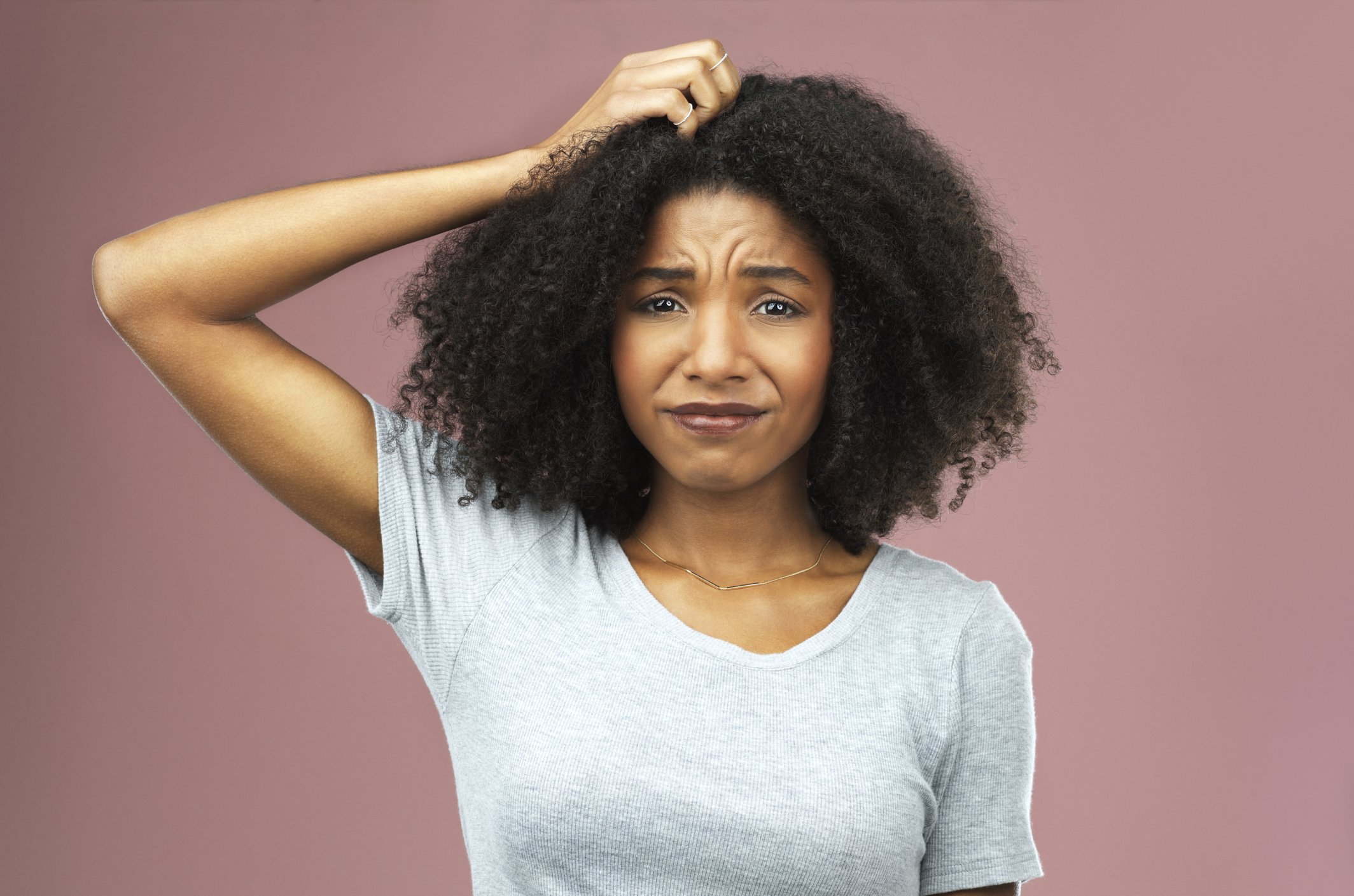 Une femme qui se gratte les cheveux. | Photo : Getty Images