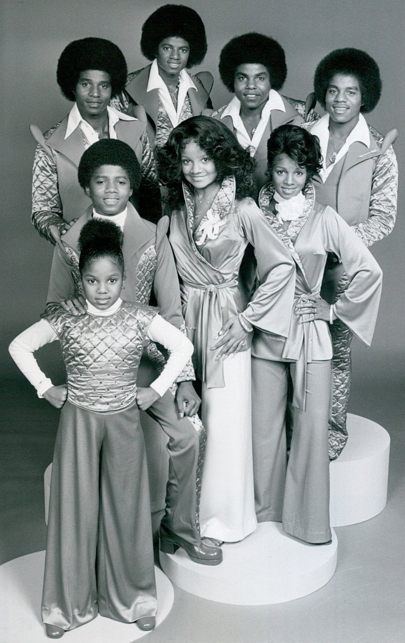 A picture of the Jackson siblings with Janet right in front. | Source: Wikimedia Commons