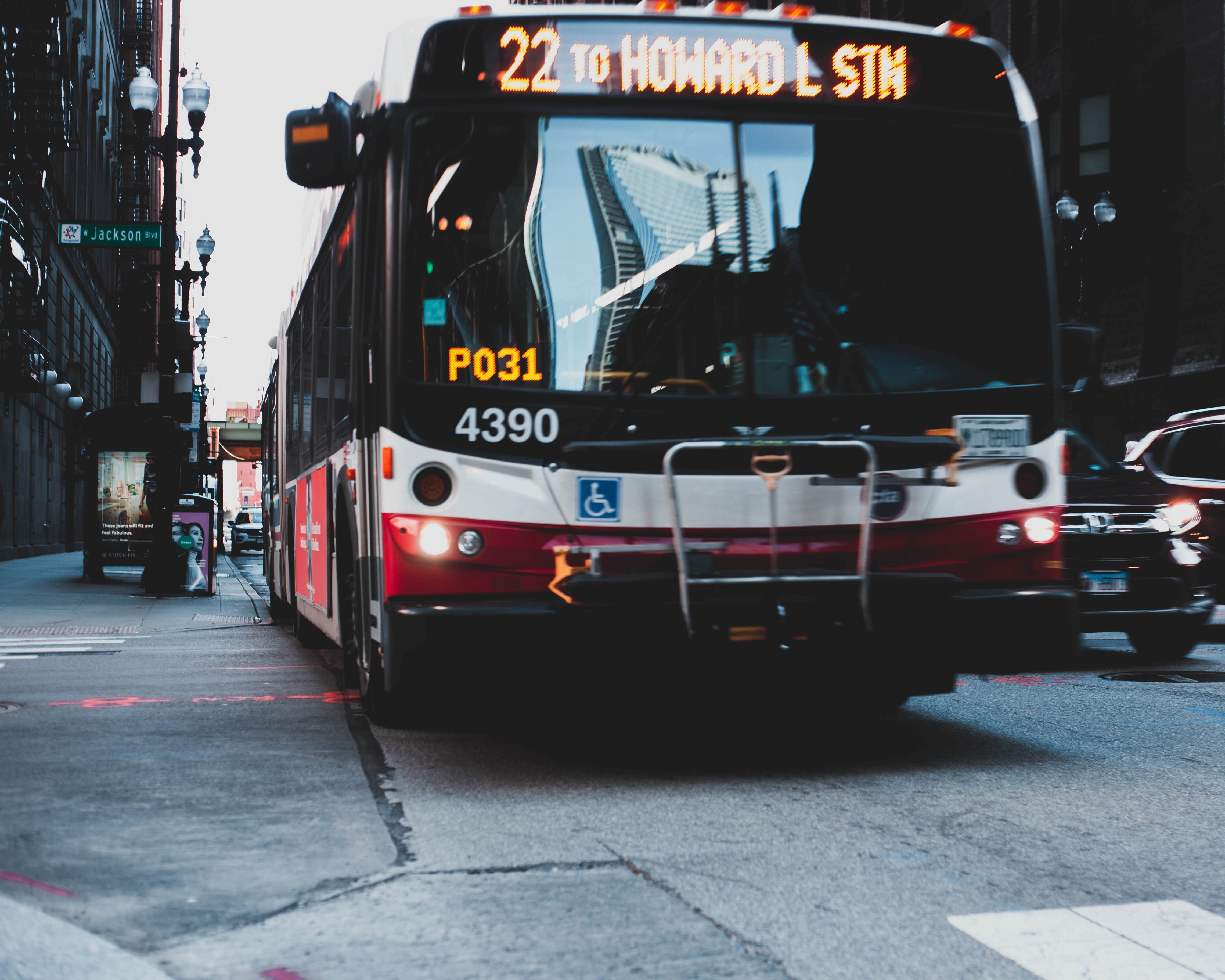 Bus in the city. | Source: edwin josé vega ramos/Pexels
