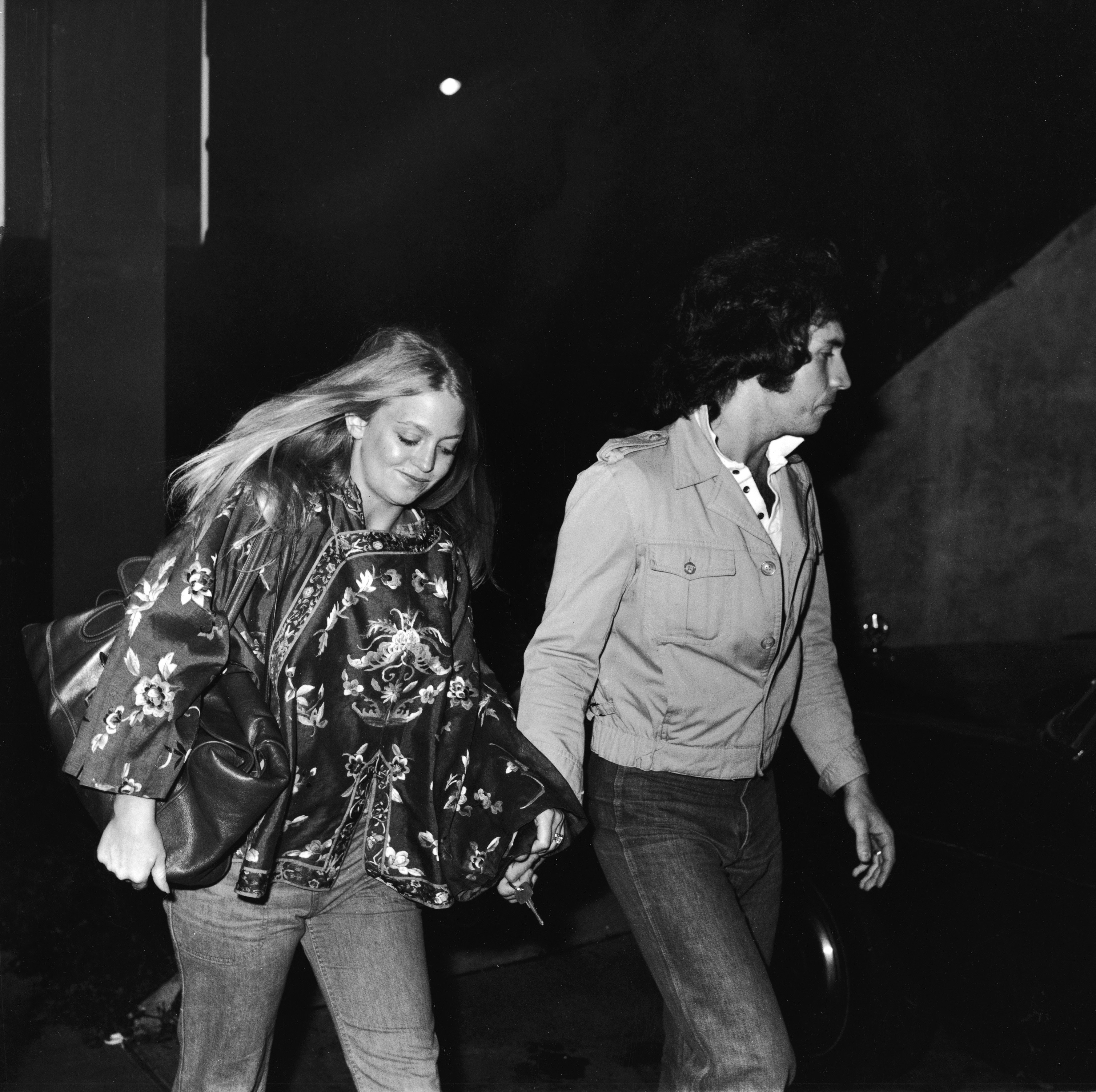American actress Goldie Hawn and her second husband musician and television variety show host Bill Hudson arrive at the premiere of 'Taxi Driver,' February 8, 1976 | Source: Getty Images 