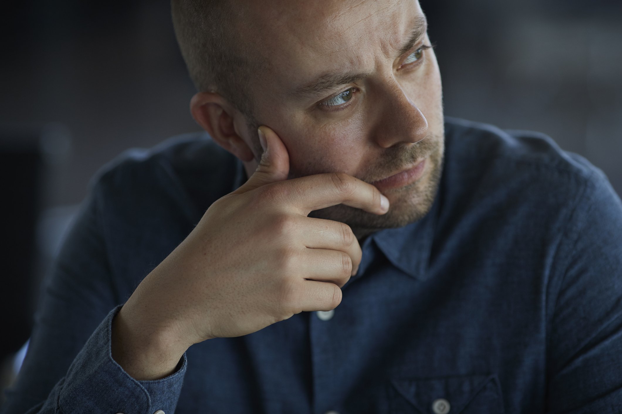 Rose observed a strange man who seemed unnaturally fixated on her hand  | Source: Pexels