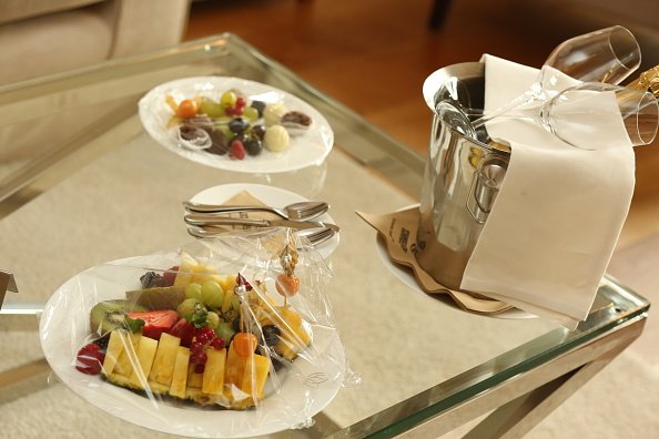 Les employés préparent une petite collation de bienvenue dans la chambre de l'hôtel. |Photo : Getty Images