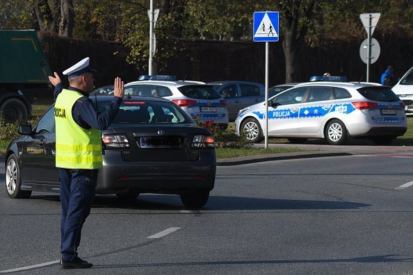 Ein Polizeibeamter regelt den Verkehr auf der Straße. | Quelle: Getty Images